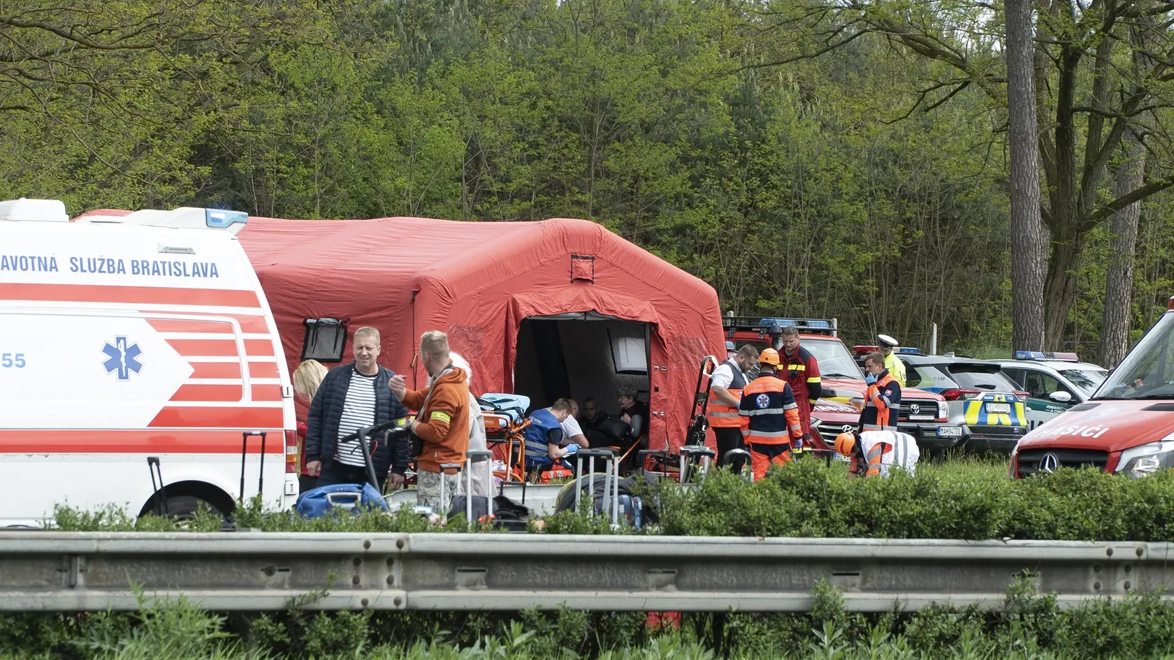 Dopravná nehoda, ktorá sa v pondelok predpoludním stala na diaľnici D2 v smere do Kútov, si vyžiadala jednu obeť, 59 osôb utrpelo zranenia rôzneho rozsahu.