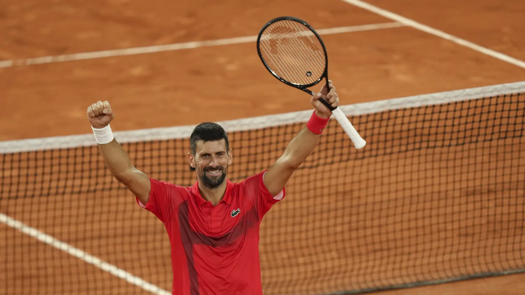 Srb Novak Djokovič oslavuje víťazstvo proti Zverevovi.