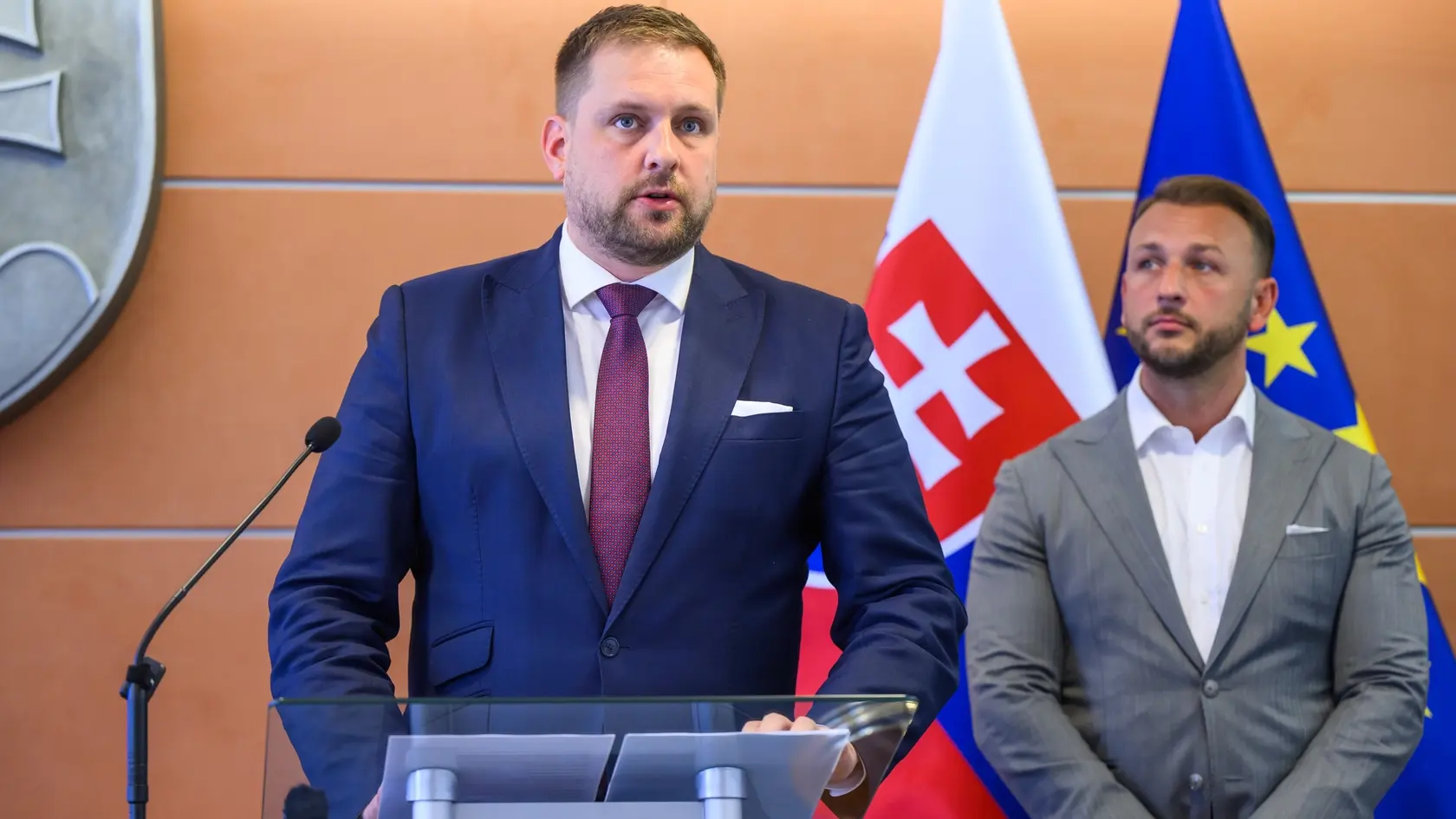 Na snímke zľava minister zdravotníctva SR Kamil Šaško (Hlas-SD) a minister vnútra SR Matúš Šutaj Eštok (Hlas-SD).