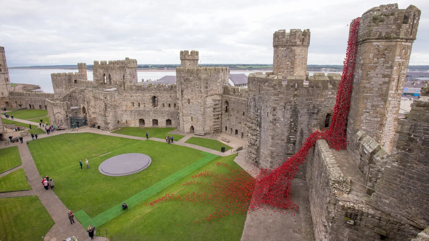 Hrad Caernarfon je pevnosť s cimburím, symbol moci a sily,  ktorú si dal postaviť kráľ po dobytí Walesu.
