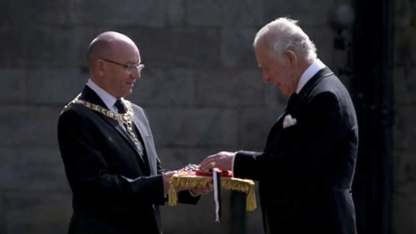 Ceremoniál odovzdávania kľúčov od mesta sa práve začal.