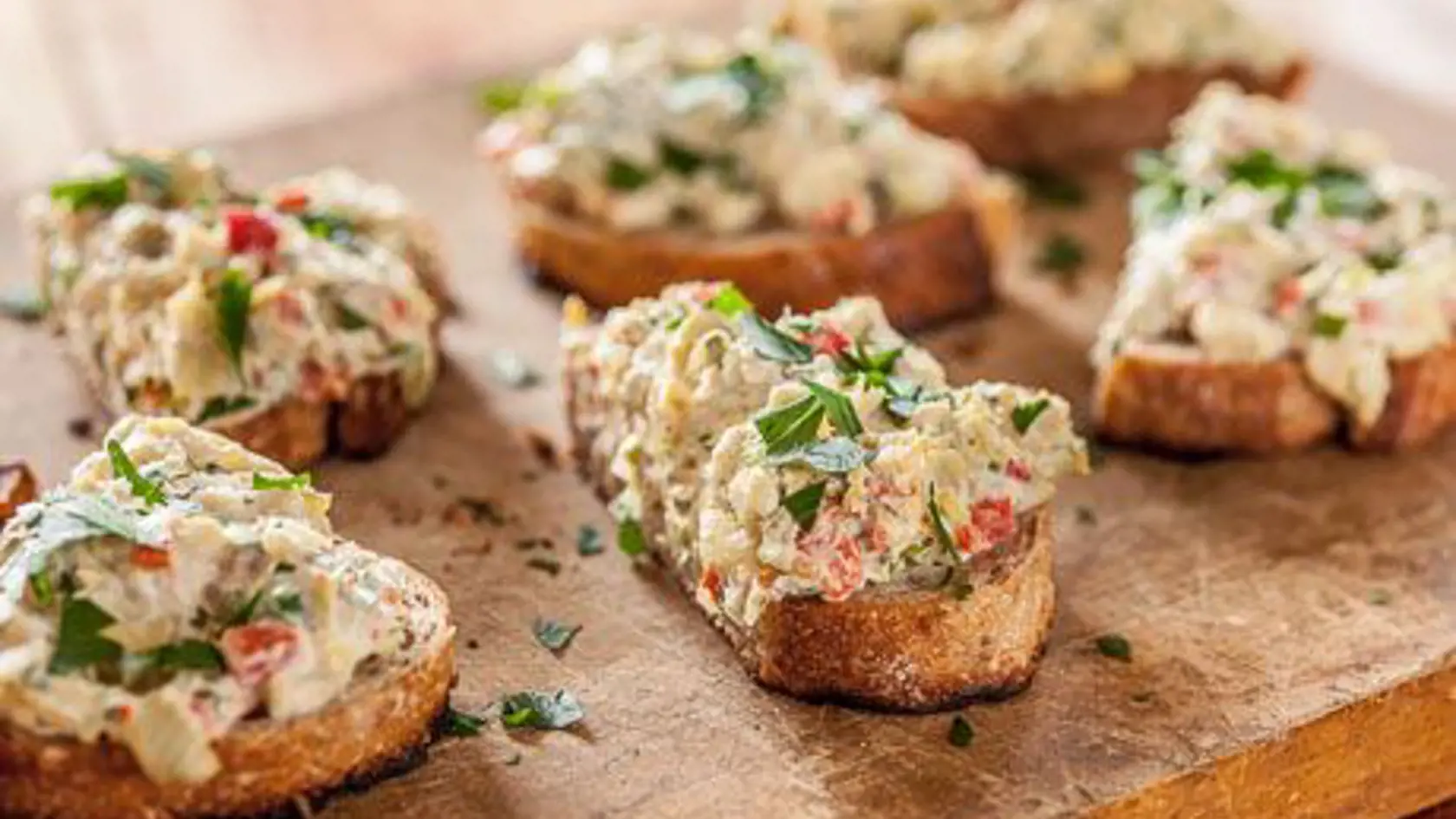 Nátierku naservírujte na teplý toast a ozdobte lístkami čerstvej bazalky.