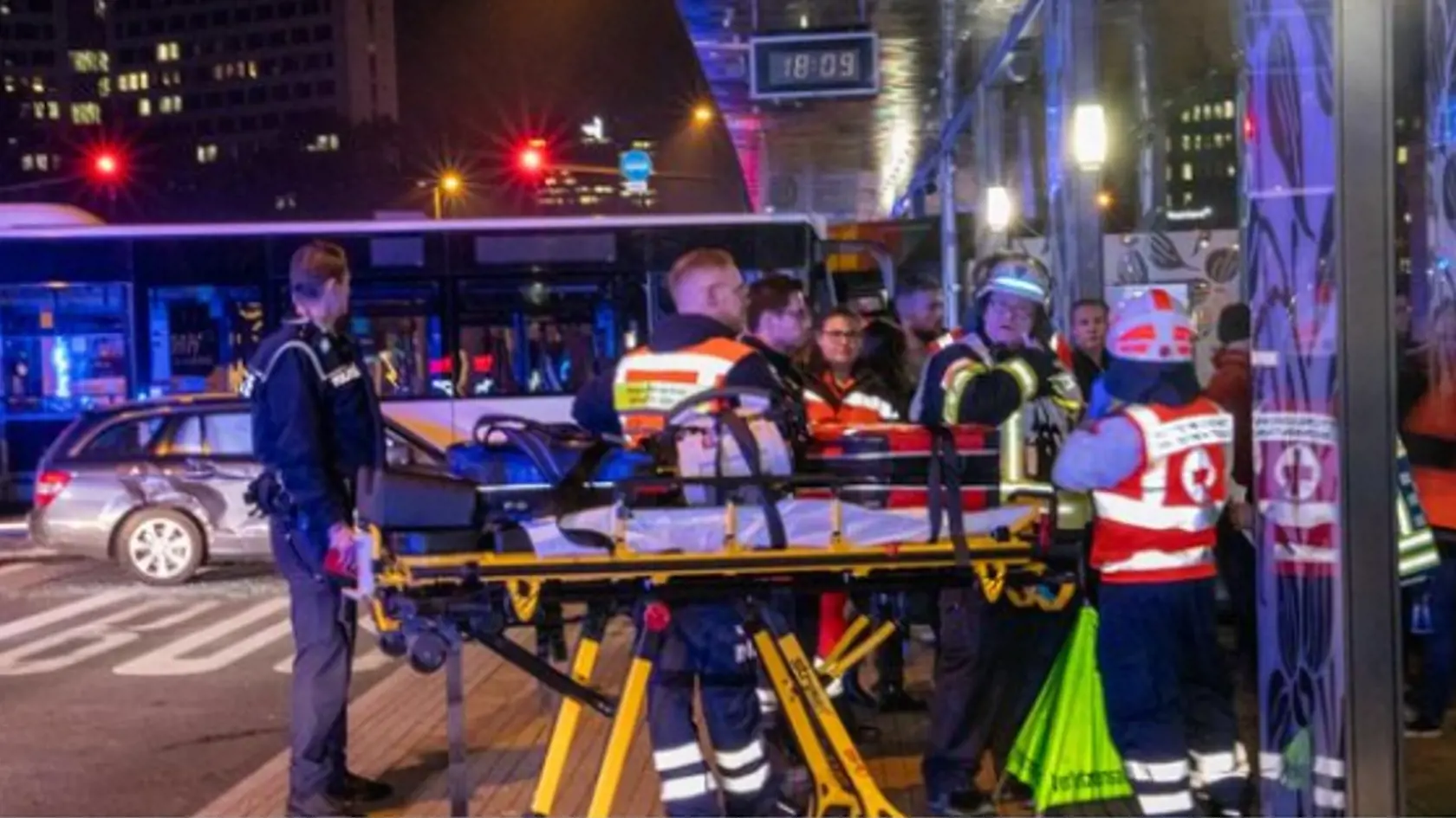 Dvadsaťtri ľudí utrpeli zranenia pri nehode autobusu