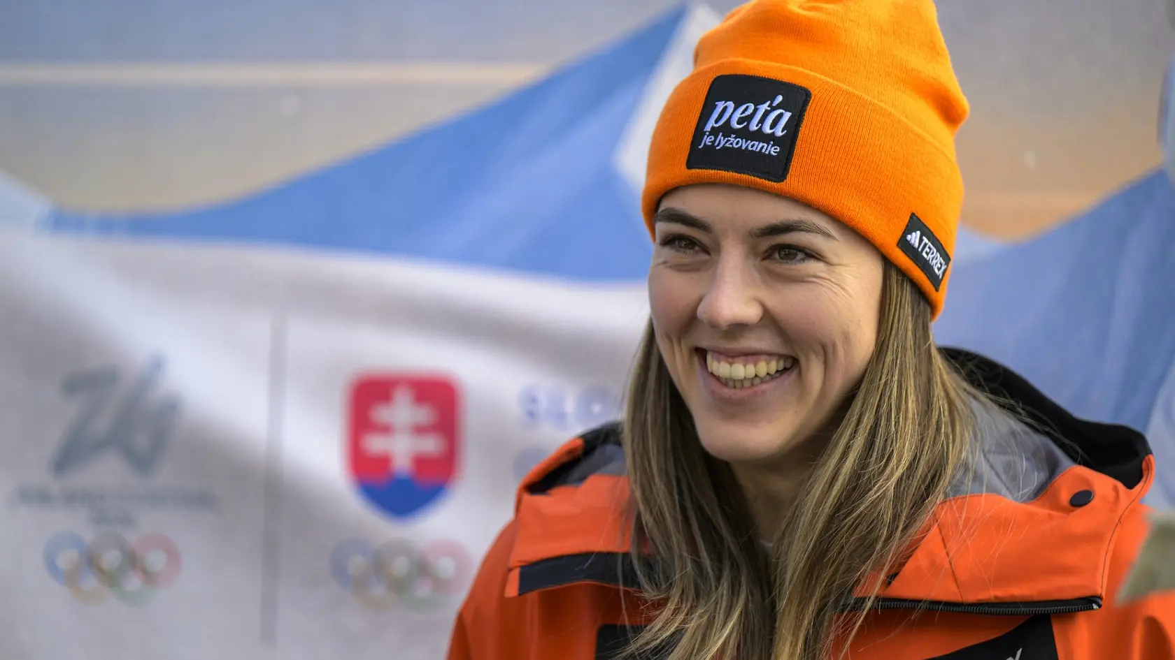 Na snímke slovenská reprezentantka v zjazdovom lyžovaní Petra Vlhová sa usmieva počas tlačovej besedy pri príležitosti odpočítavania jedného roka do začiatku zimných olympijských hier 2026. 