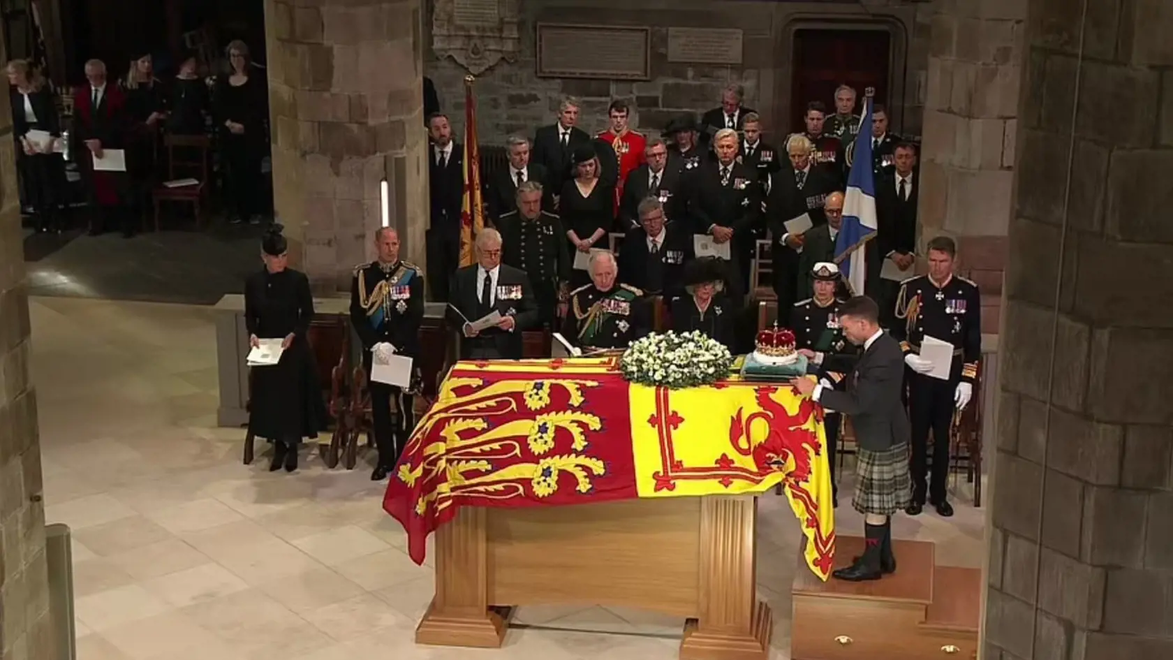 Jedným z najvýznamnejších momentov sa však stal dnešok, keď nový britský kráľ Charles III. v sprievode svojich troch súrodencov, princeznej Anne, princa Edwarda a princa Andrewa kráčal ulicami Edinburghu za rakvou svojej zosnulej matky kráľovnej Alžbety II.