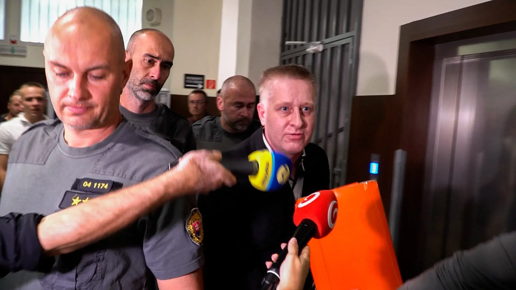 Zasa ideme od znova. Ako vždycky, komédia!“ okomentoval rozhodnutie Krajského súdu, viditeľne strhaný Jozef  Šípoš, ale o to viac odhodlaný, opäť zabojovať na Okresnom súde.
