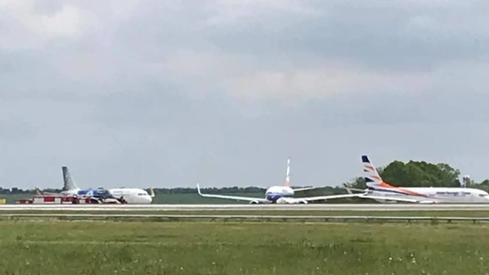 Záchranné zložky dnes krátko po poludní vyrazili na pražské letisko, kde sa ranveji zrazili dve lietadlá. Podľa informácii Blesk.cz sa jednalo o lietadlá Boeing 737-800 spoločnosti Smartwings.