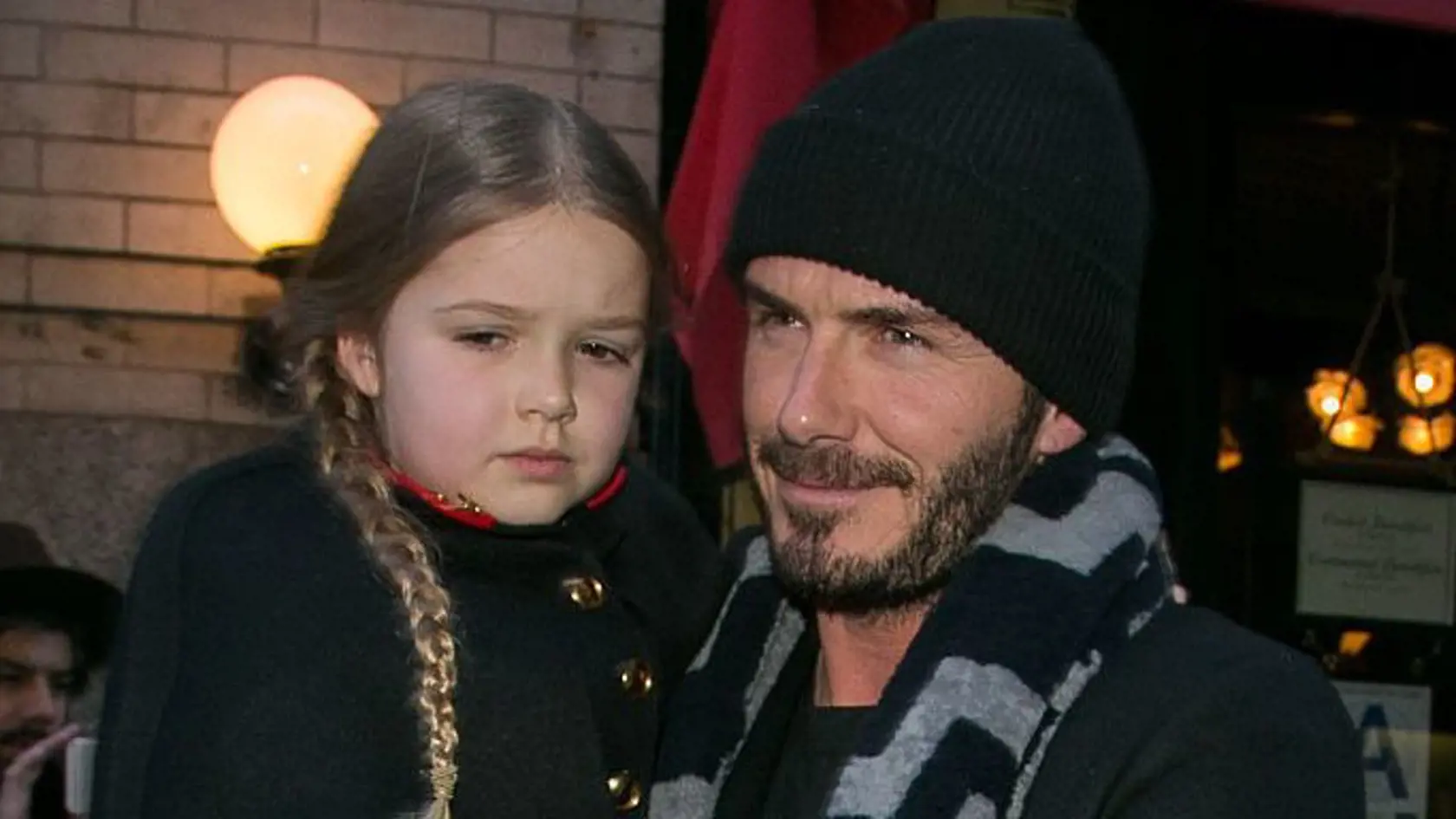 David Beckham a Harper Beckham na archívnej fotke.