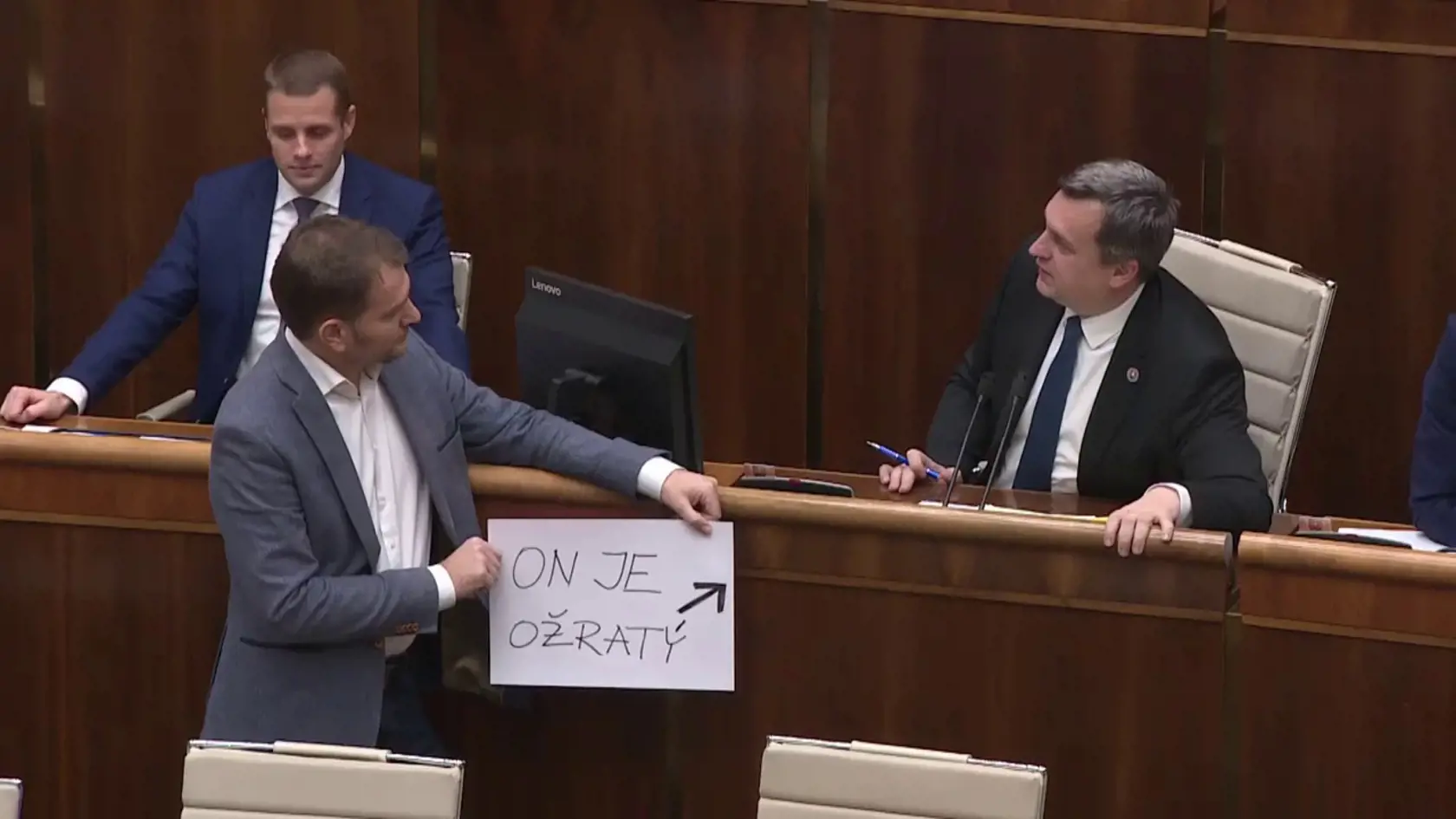 Roztržka medzi bývalým predsedom parlamentu Andrejom Dankom (SNS) a vtedajším opozičným poslancom Igorom Matovičom (OľaNO) skončila tým, že Matovič pristúpil k Dankovi s nápisom "On je ožratý".