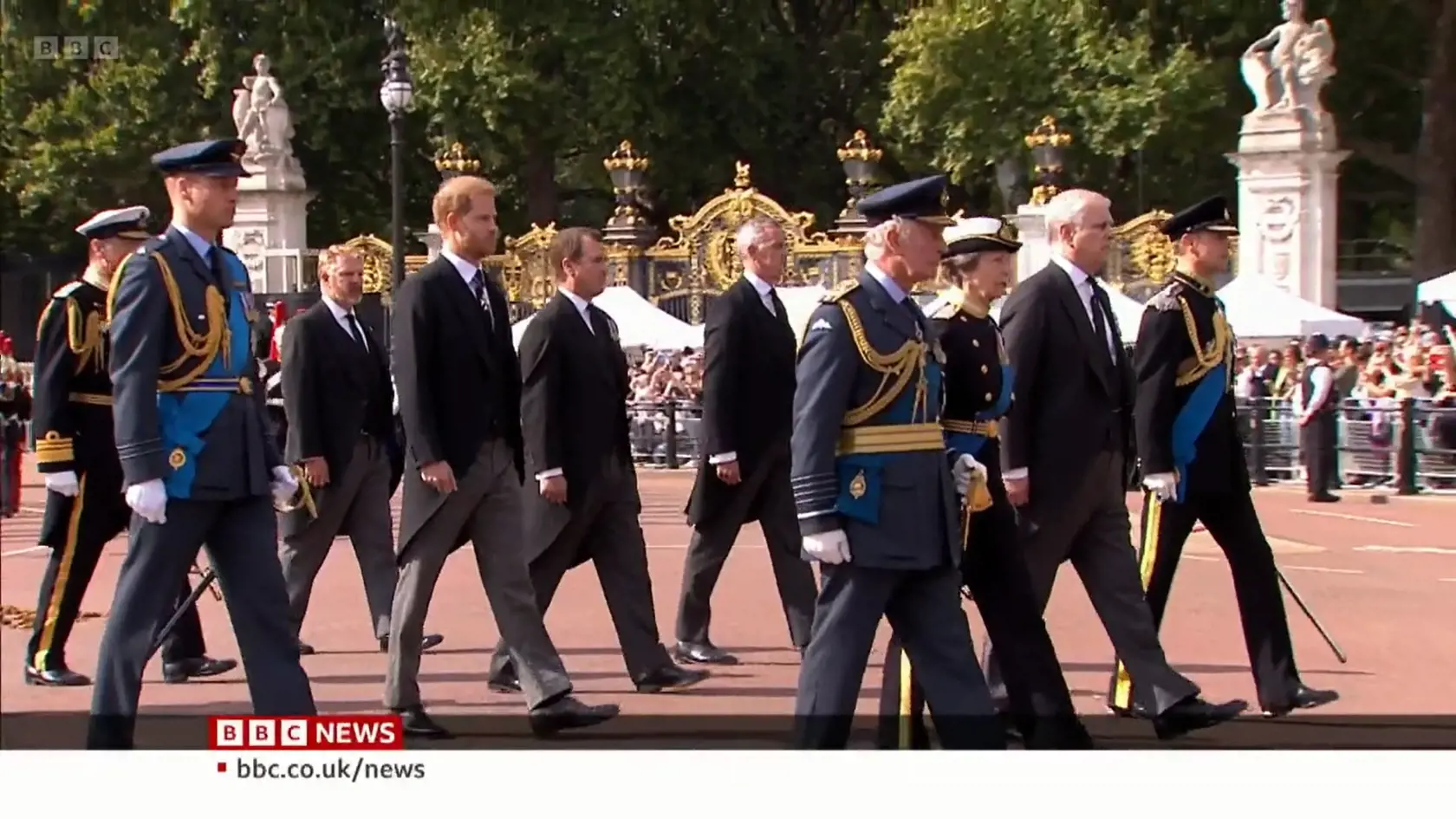 Princ Harry a princ William kráčajú za rakvou svojej babky.