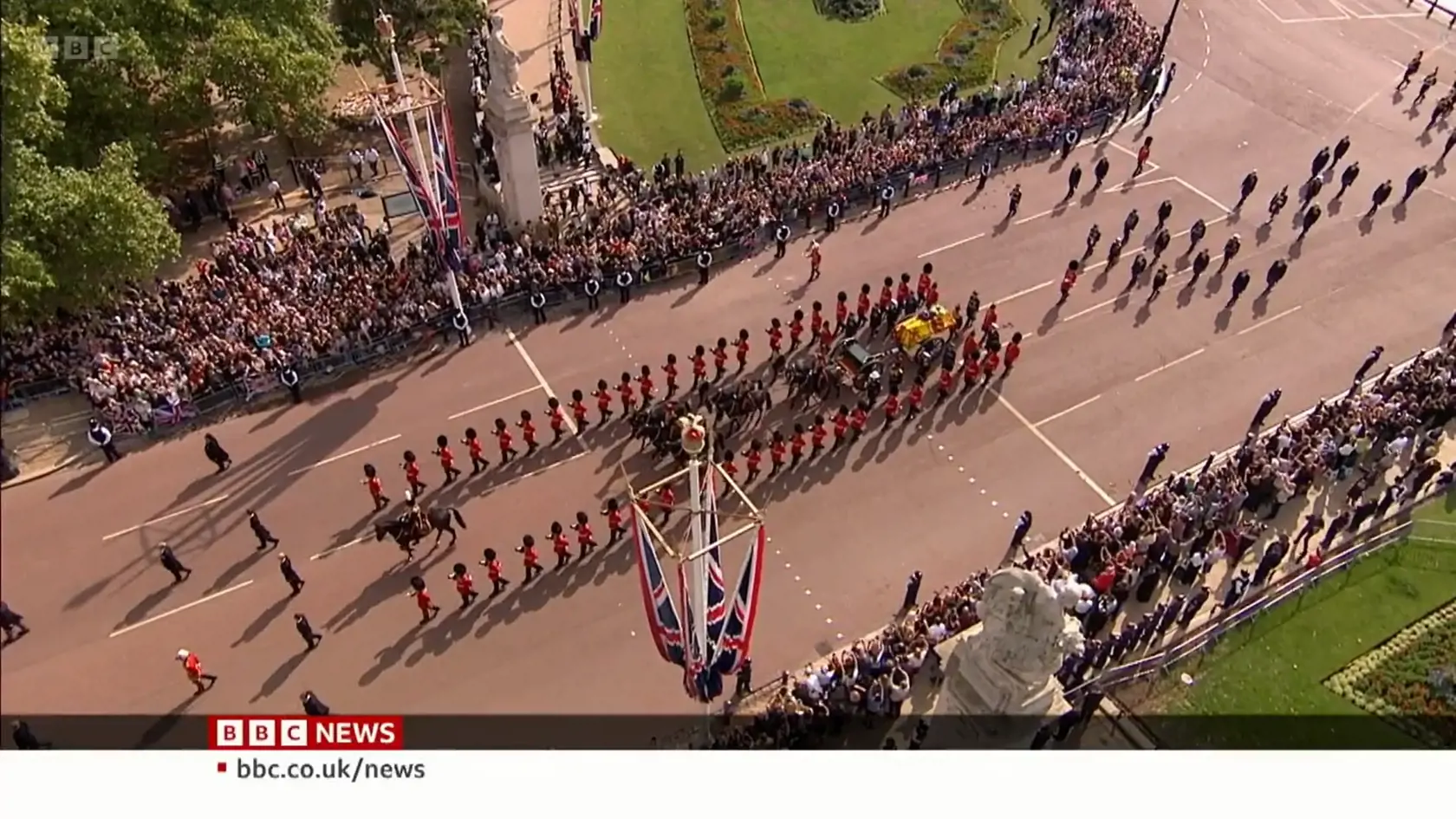 Princ Harry a princ William kráčajú za rakvou svojej babky.