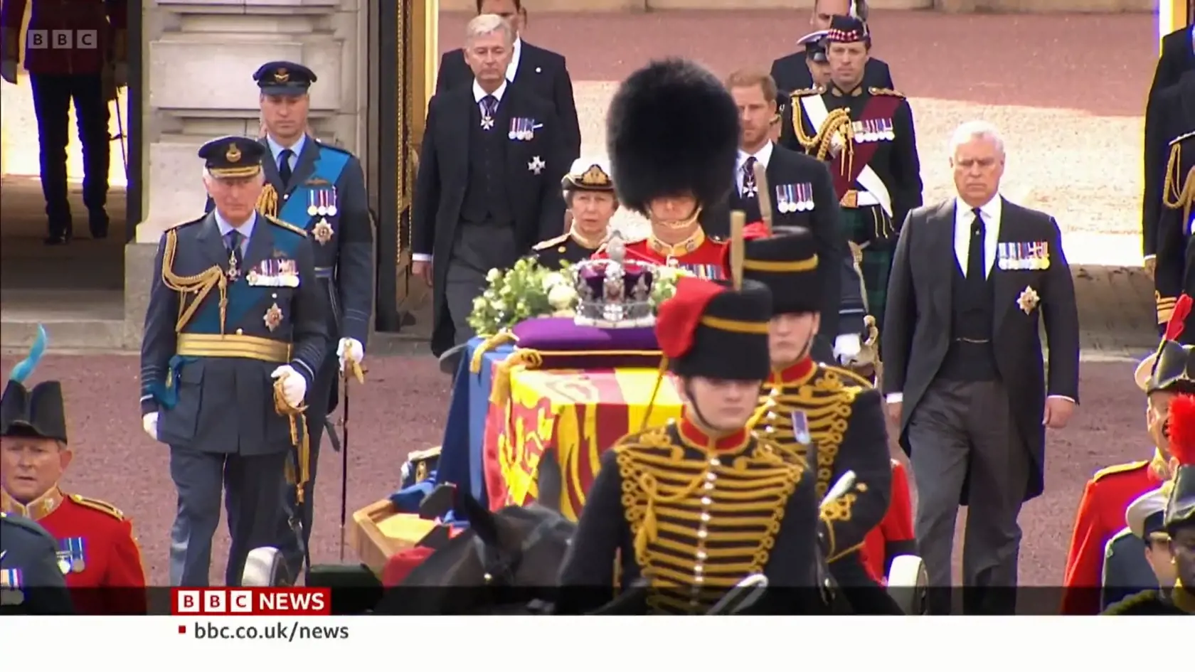 Princ Harry a princ William kráčajú za rakvou svojej babky.