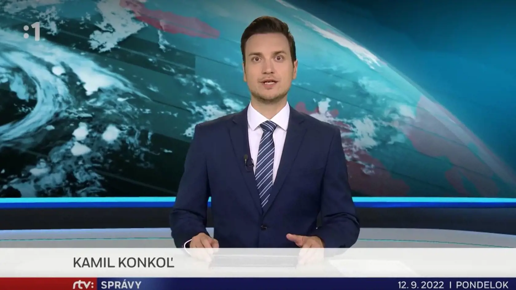 Kamil Konkoľ moderuje správy RTVS o 12.