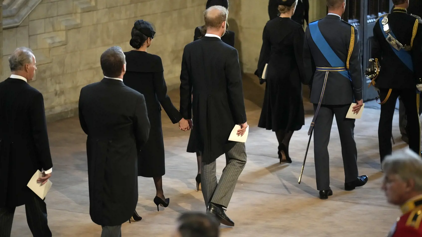 Obrovské davy ľudí sledovali 38-minútovú cestu v sprievode kráľa Charlesa, princeznej Anne, princa Andrewa a princa Edwarda, ktorí sa pridali k svojmu bratovi kráčajúcemu priamo za pohrebným vozom.
