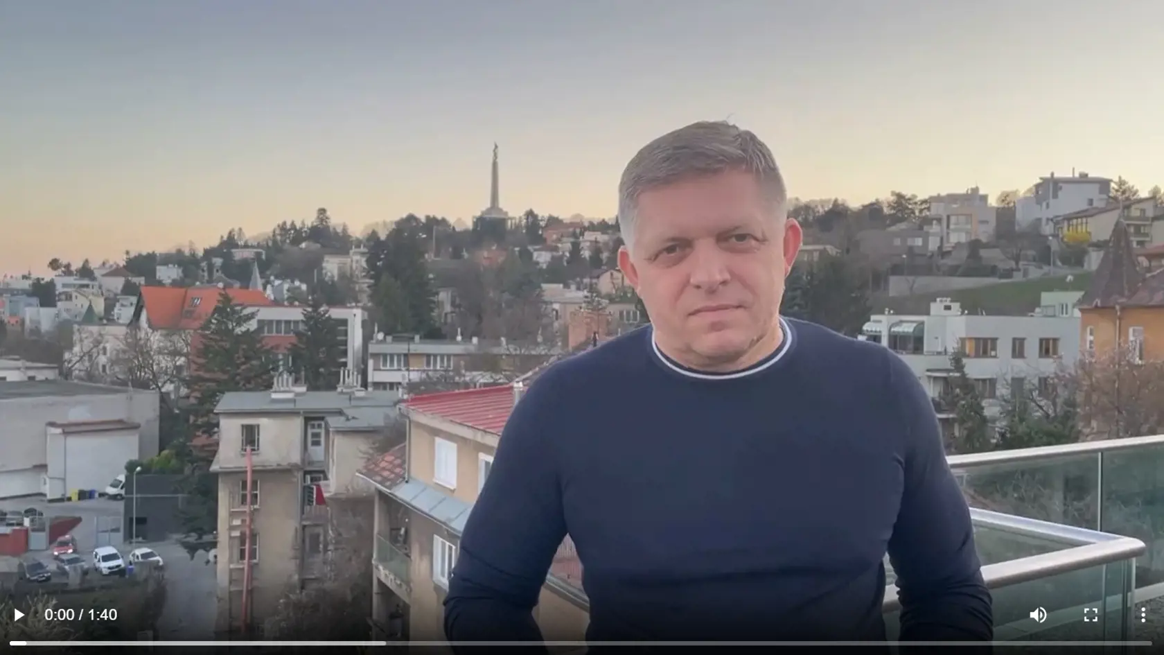 Robert Fico vo svojom najnovšom videu ukázal výhľad z terasy staromestského bytu, ktorý si prenajíma od straníckeho kolegu Dušana Muňka.