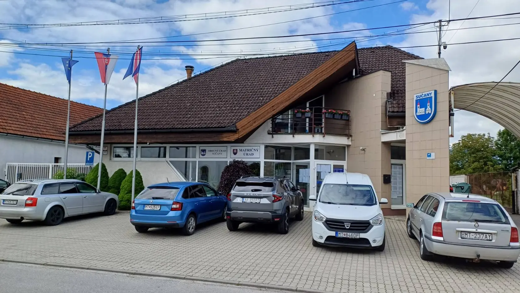 Obecný úrad v Sučanoch. Starosta na webovej stránke varuje občanov, aby zvýšili ostražitosť najmä v okolí firmy Prefa.