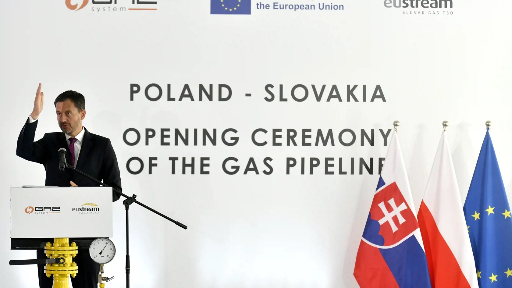 Premiér Eduard Heger (OĽANO) spoločne s predsedom vlády Poľska Mateuszom Morawieckim oficiálne otvorili prepojovací plynovod Poľsko - Slovensko, ktorý zabezpečí diverzifikáciu v dodávkach plynu. Obaja premiéri zdôraznili bezpečnostný rozmer nového plynovodu. Ten umožní výrazne znížiť závislosť krajín strednej Európy od dodávok ruského plynu. Na snímke predseda vlády SR Eduard Heger počas prejavu na slávnostnom otvorení prepojovacieho plynovodu Poľsko-Slovensko 26. augusta 2022 v poľskej Strachoc