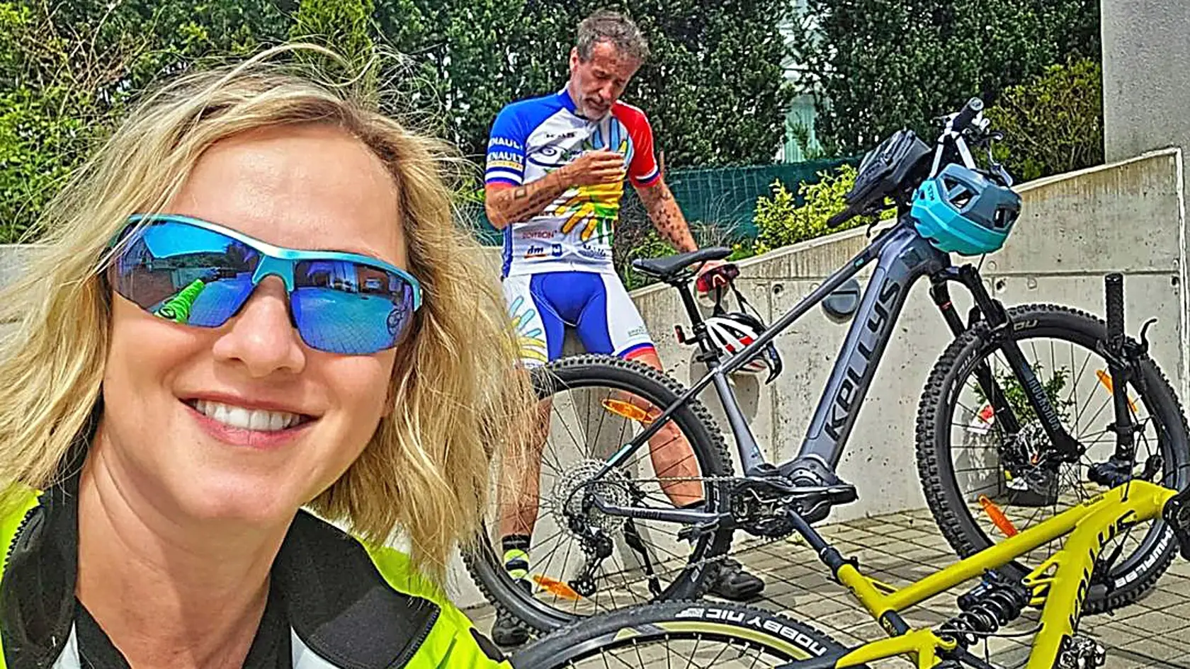 Monika Hilmerova a manžel Jaro Bekr vyrazili na bicykle. 