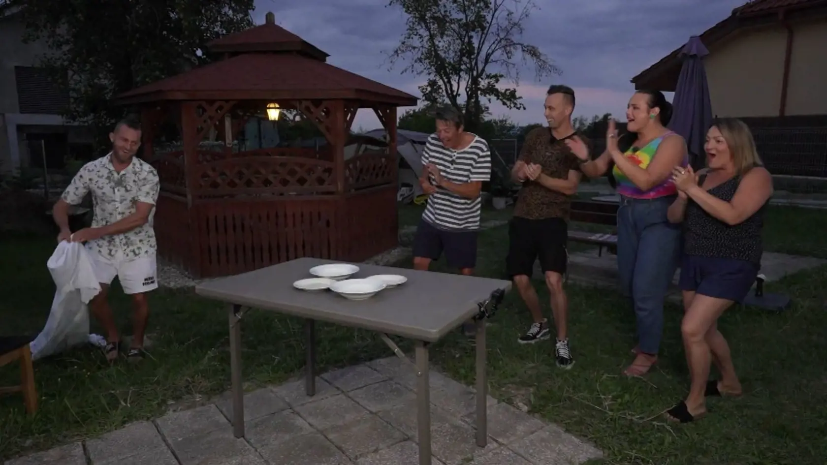 V šou Bez servítky varil niekdajší kandidát na primátora Košíc Peter Antal, ktorý spadol na úplné dno a žije v stane.