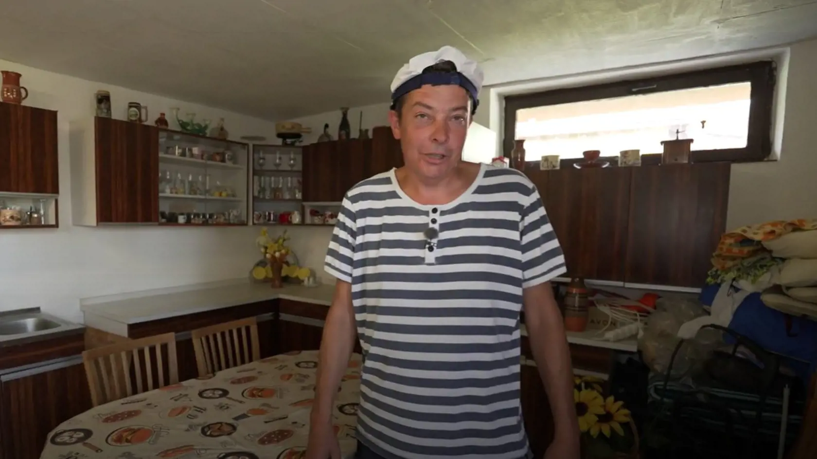 V šou Bez servítky varil niekdajší kandidát na primátora Košíc Peter Antal, ktorý spadol na úplné dno a žije v stane.