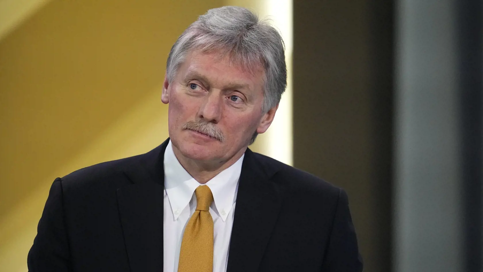 "Zdá sa, že najvyšší politický establishment v Spojených štátoch absorboval túto politickú kultúru. Toto je v skutočnosti pravdepodobne podstata samotného modelu medzinárodných vzťahov, ktorý sa snažia vnútiť celému svetu, a toho istého modelu, ktorý sa svetovej väčšine začína čoraz menej páčiť," vyhlásil Dmitrij Peskov v rozhovore pre prokremeľského novinára Pavla Zarubina zverejnenom aj na sieti Telegram.