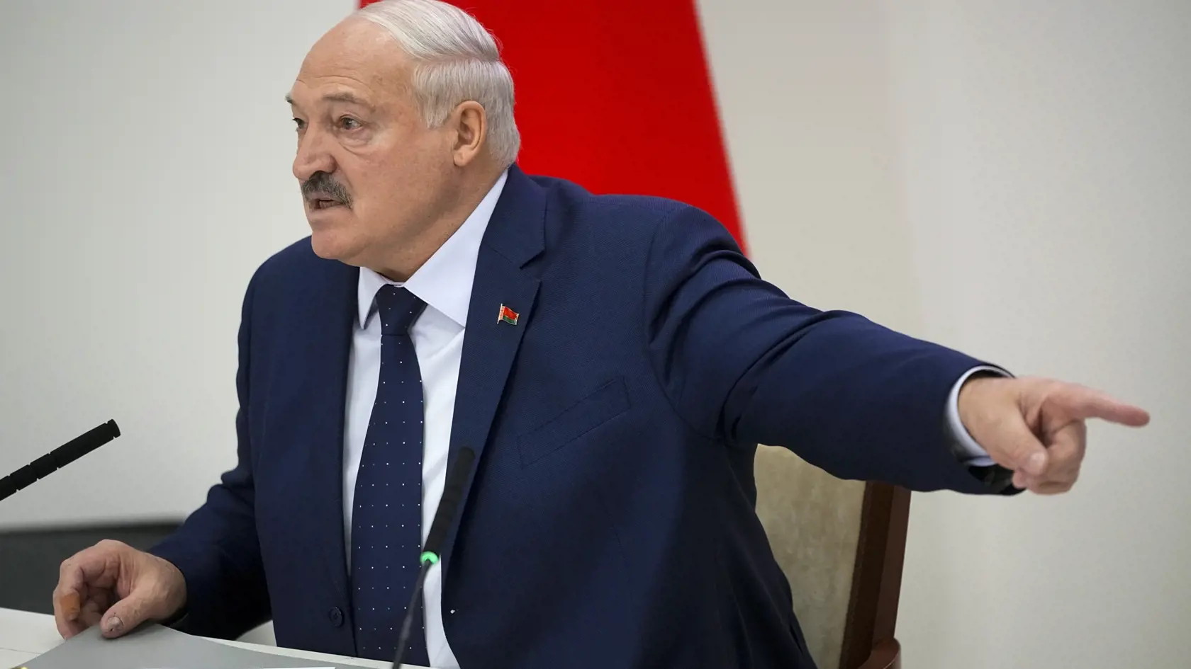 KK37 Minsk - Bieloruský prezident Alexandr Lukašenko poskytuje rozhovor novinárom po hlasovaní v prezidentských voľbách v Bielorusku v nedeľu 26. januára 2025. V Bielorusku sa v nedeľu ráno o 8.00 miestneho času (6.00 SEČ) otvorili volebné miestnosti pri príležitosti prezidentských volieb. Ide o prvé voľby hlavy štátu od masívnych protestov po voľbách spred piatich rokov, v ktorých s prehľadom zvíťazil doterajší prezident Alexandr Lukašenko. FOTO TASR/AP
Belarusian President Alexander Lukashenko gestures while speaking to the media after voting in presidential elections in Minsk, Belarus, Sunday, Jan. 26, 2025. (AP Photo/Pavel Bednyakov)