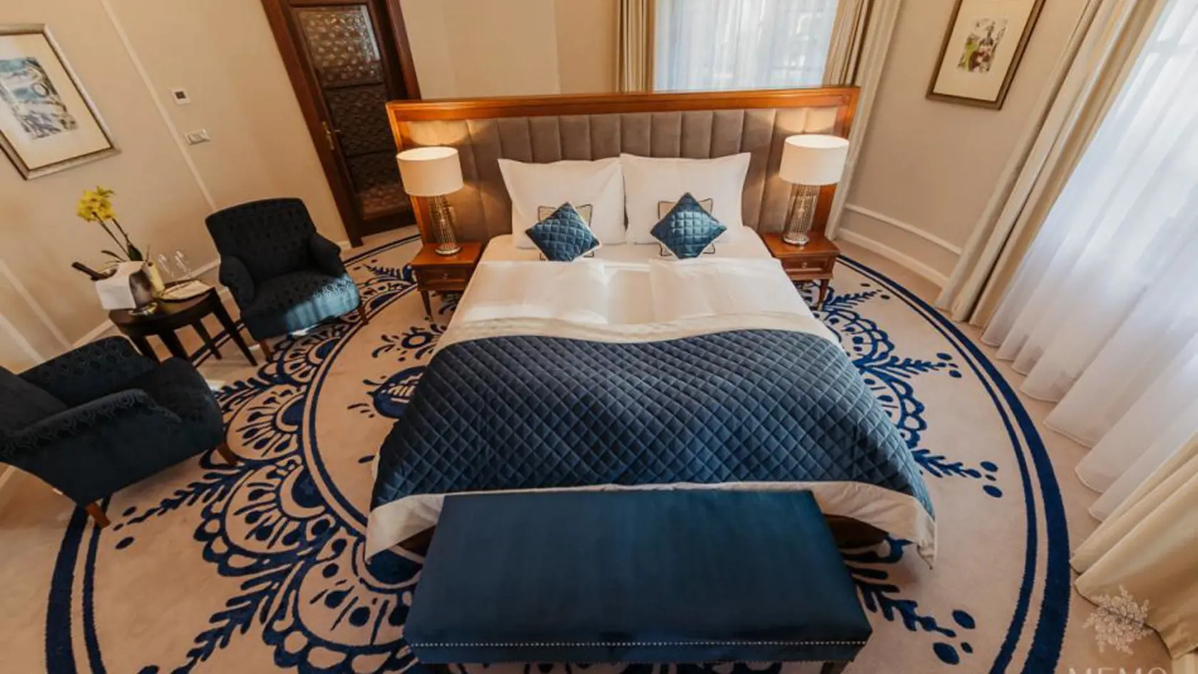 Apartmán je v jednej z veží zámku a jeho spálňa má unikátny okrúhly tvar.