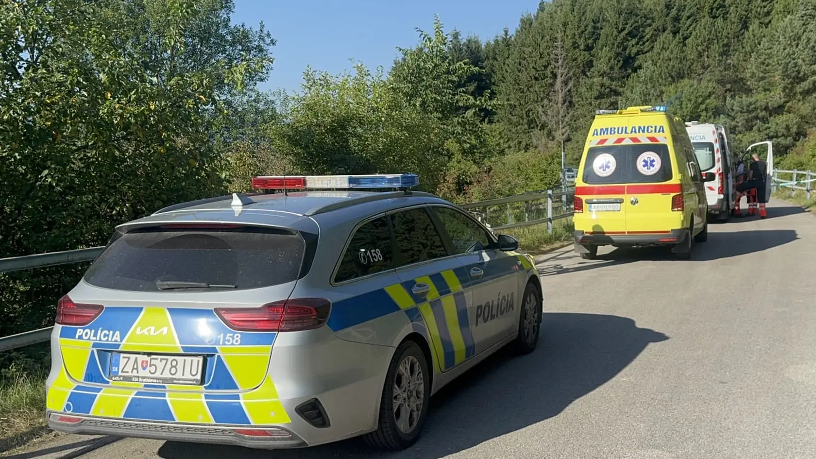 Záchranné zložky na mieste nešťastia pri Liptovskej Mare.