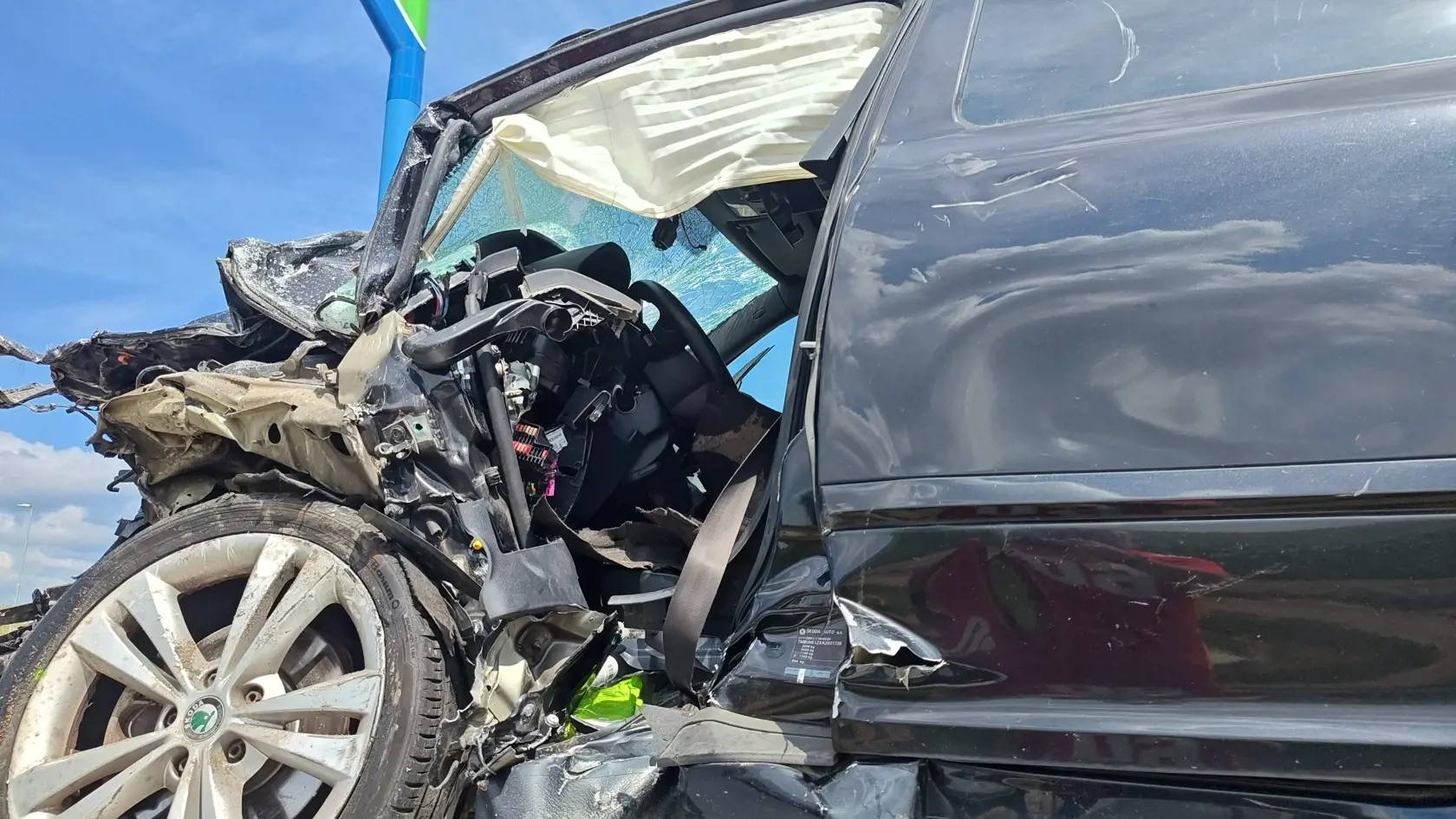 Viaceré autá sa zrazili pri diaľnici D1 za obcou Blatné. Na mieste zasahoval aj vrtuľník a čelná zrážka si vyžiadala jednu obeť a troch zranených. Medzi zranenými je aj dieťa.