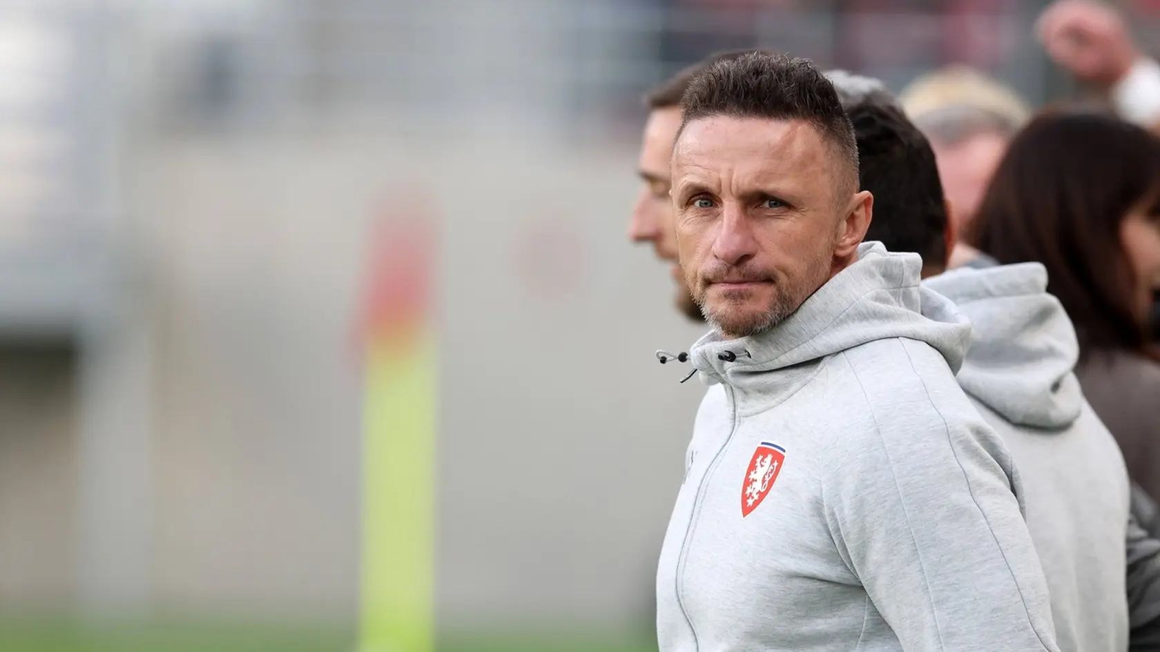 Český tréner Pavol Šustr skolaboval počas zápasu Česka s Nemeckom na tribúne štadióna.