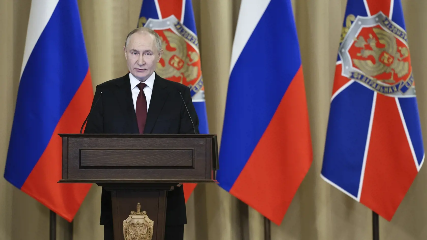 "Samotná myšlienka je správna a my ju určite podporujeme," povedal Putin. Podľa agentúry AFP však zdôraznil, že existujú otázky, o ktorých musia Rusi hovoriť s Američanmi a možno so samotným Trumpom, ktorému možno zatelefonuje. "Podporujeme myšlienku ukončenia tohto konfliktu mierovými prostriedkami," dodal ruský líder.