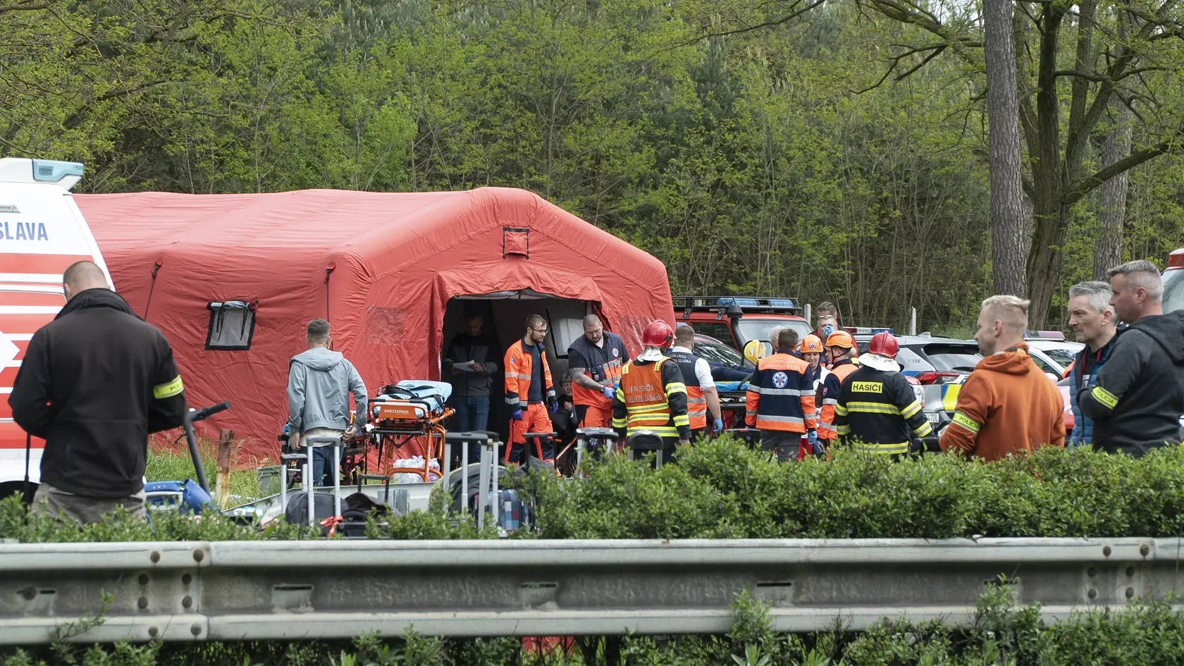 Dopravná nehoda, ktorá sa v pondelok predpoludním stala na diaľnici D2 v smere do Kútov, si vyžiadala jednu obeť, 59 osôb utrpelo zranenia rôzneho rozsahu.