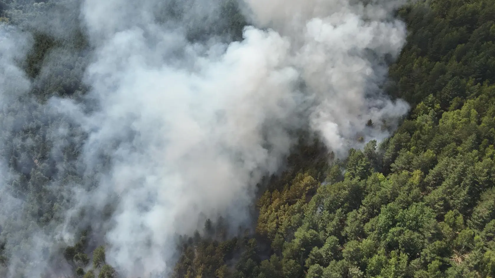 Požiar lesa v Richnave sa podarilo lokalizovať, dohášajú ešte ohniská.