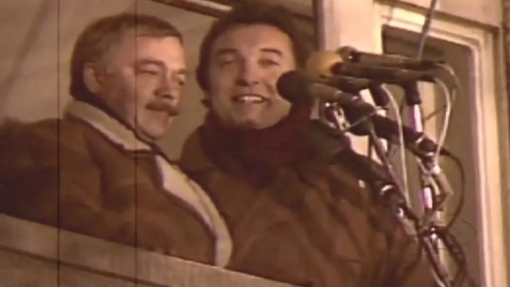 27. 11. 1989: Hymnu na Václavskom námestí spieval Kryl s Gottom.