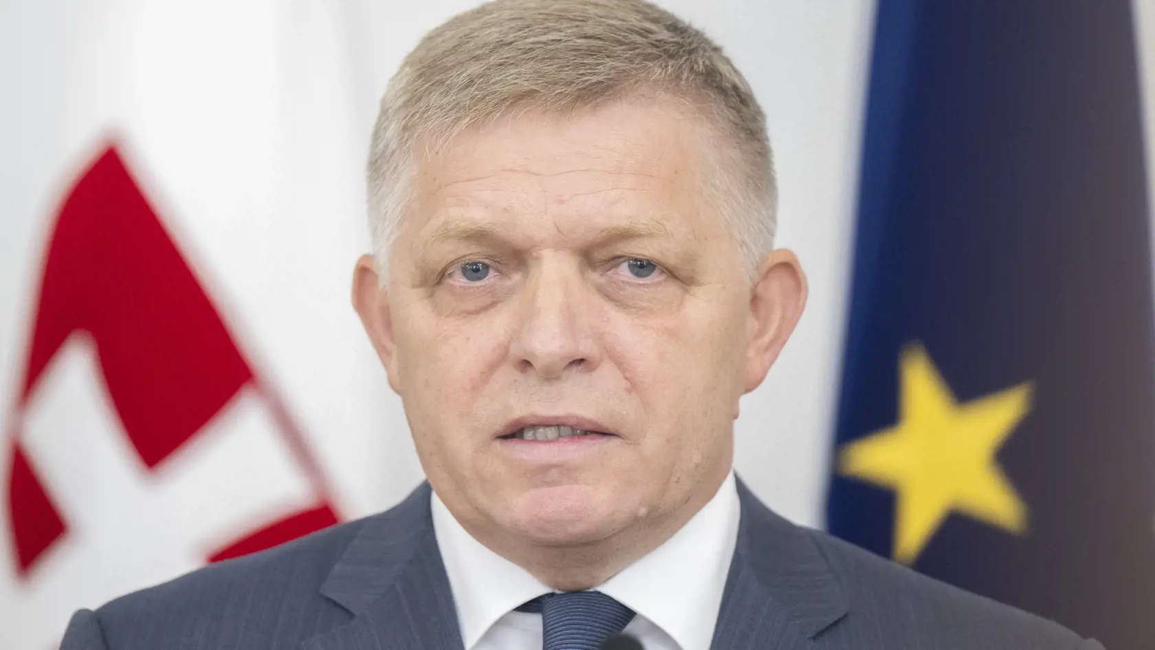 Na snímke predseda vlády SR Robert Fico (Smer-SD) počas vyhlásenia po podpise memoranda o jednotnom postupe v otázkach zahraničnej politiky, v nedeľu 1. septembra 2024 v Bratislave. Prezident SR Peter Pellegrini, podpredseda Národnej rady SR poverený jej riadením Peter Žiga (Hlas-SD) a predseda vlády SR Robert Fico (Smer-SD) podpísali v nedeľu spoločné vyhlásenie o jednotnom postupe v otázkach zahraničnej politiky. V memorande deklarujú pevné ukotvenie Slovenska v Európskej únii (EÚ) a Severoatl