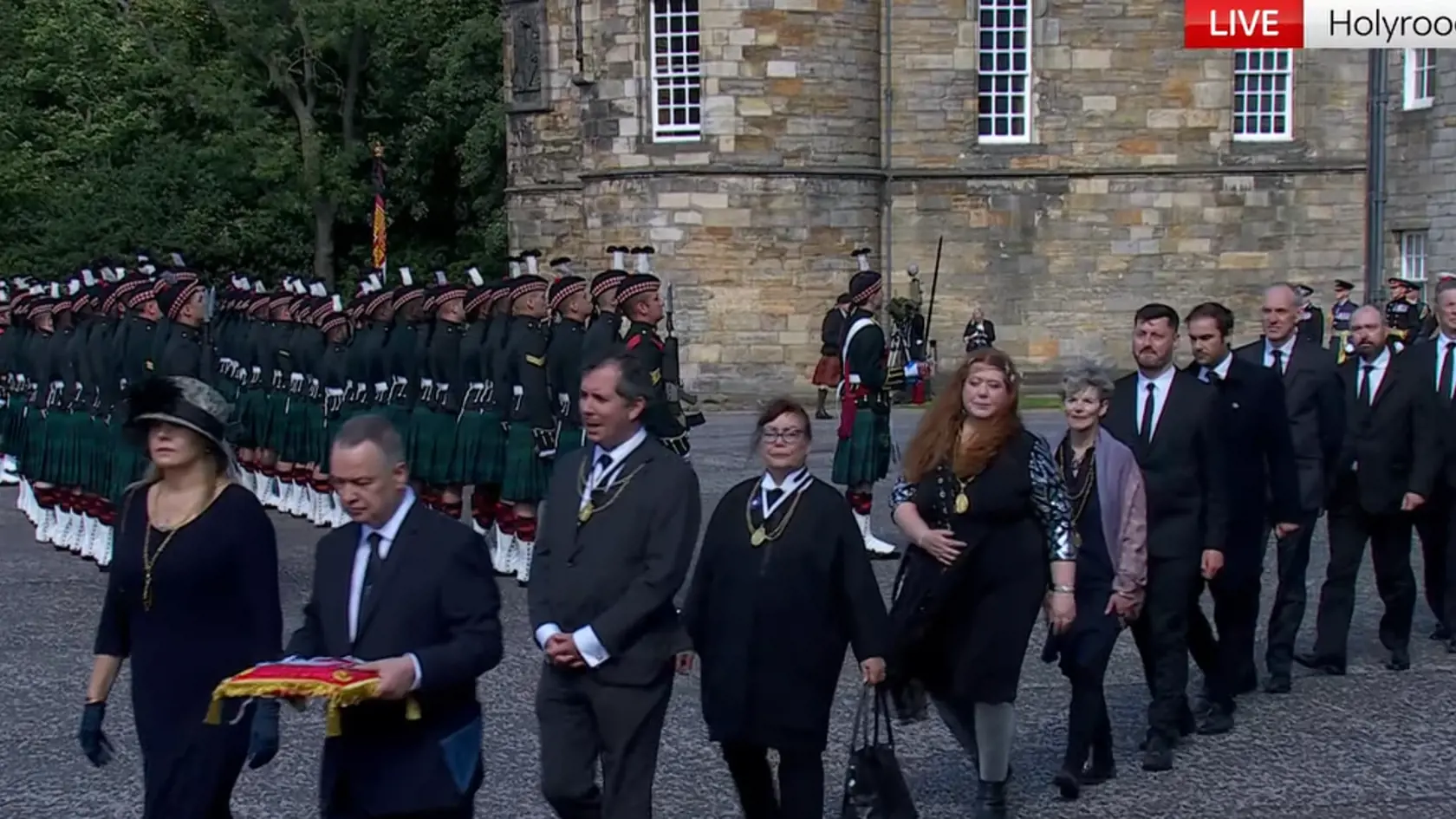 Charles dorazil do Edinburghu. Onedlho začne ceremoniál odovzdávania kľúčov od mesta.