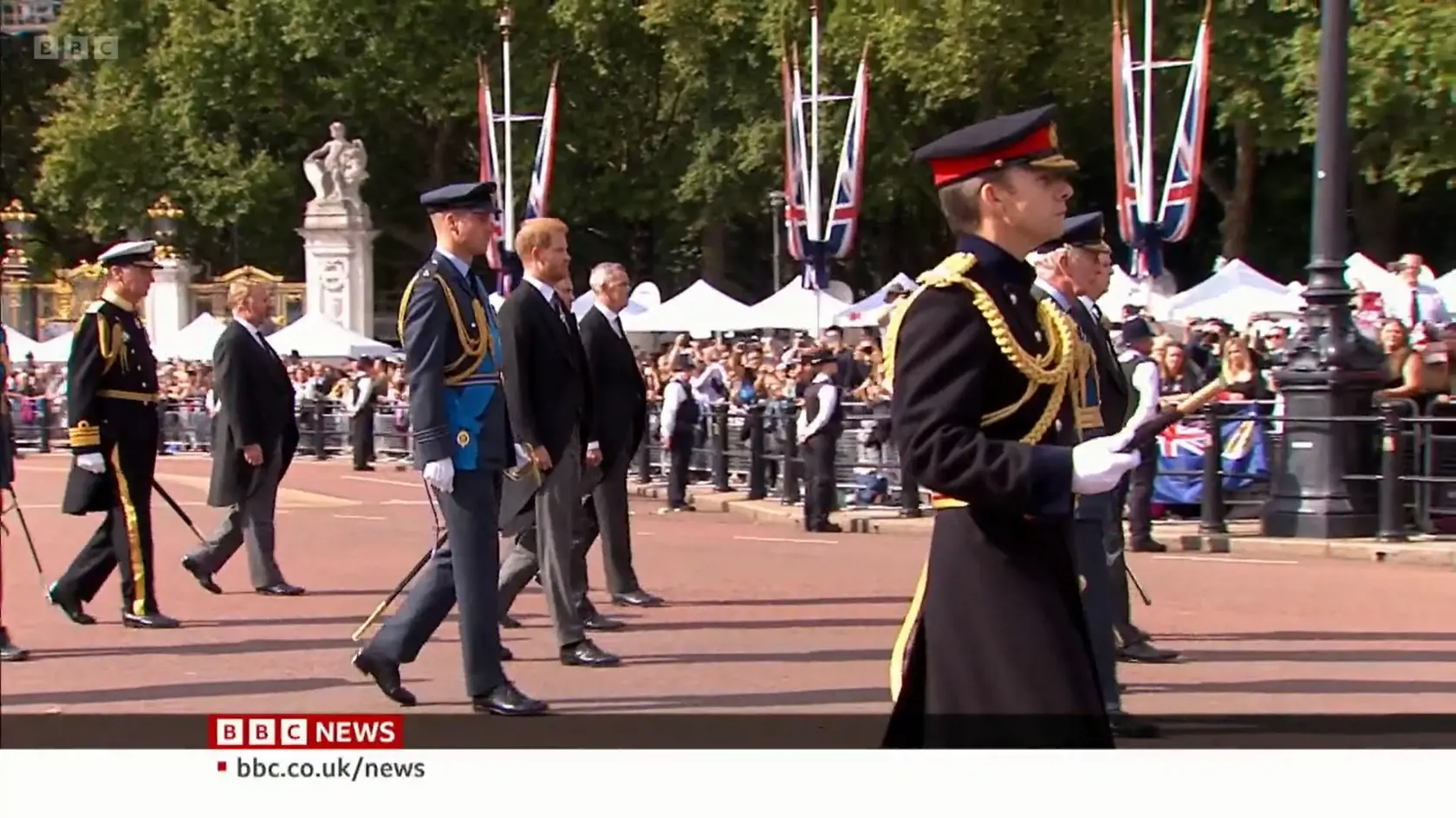 Princ Harry a princ William kráčajú za rakvou svojej babky.