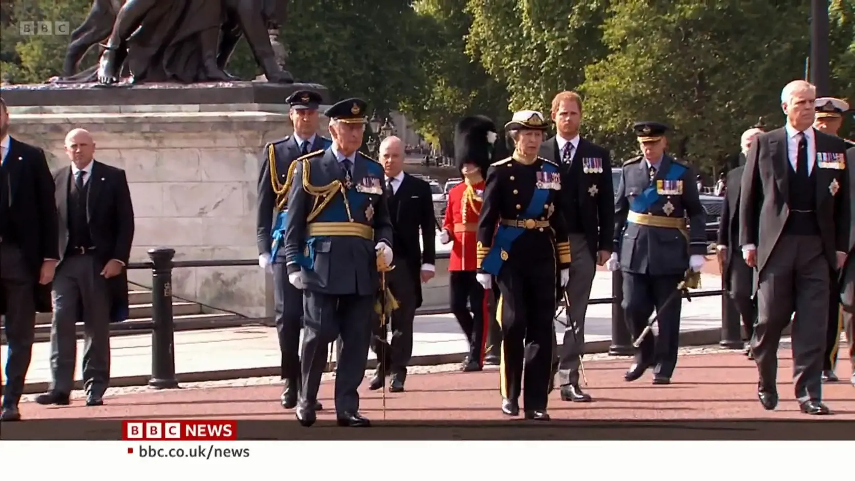 Princ Harry a princ William kráčajú za rakvou svojej babky.