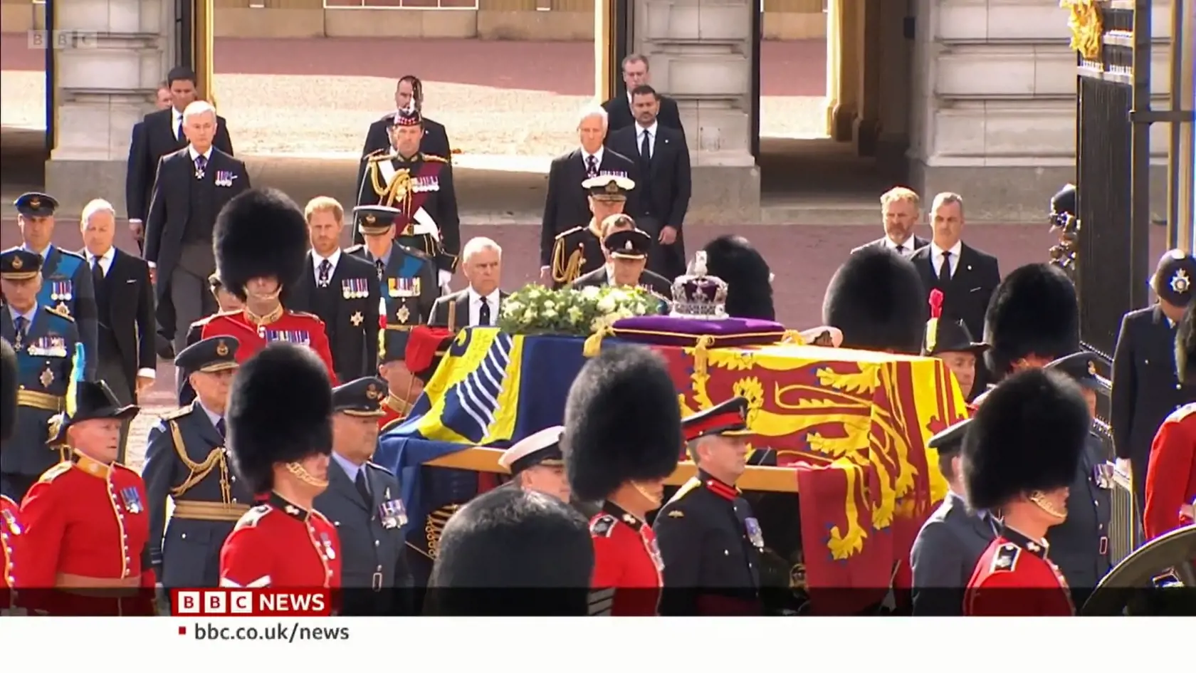 Princ Harry a princ William kráčajú za rakvou svojej babky.