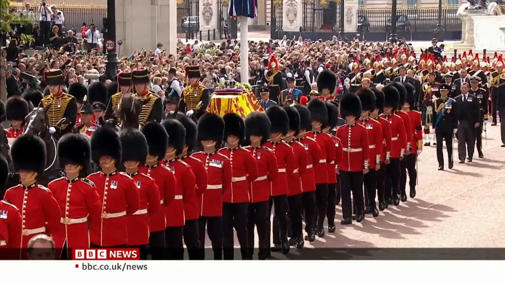 Kráľovná naposledy opustila Buckinghamský palác.