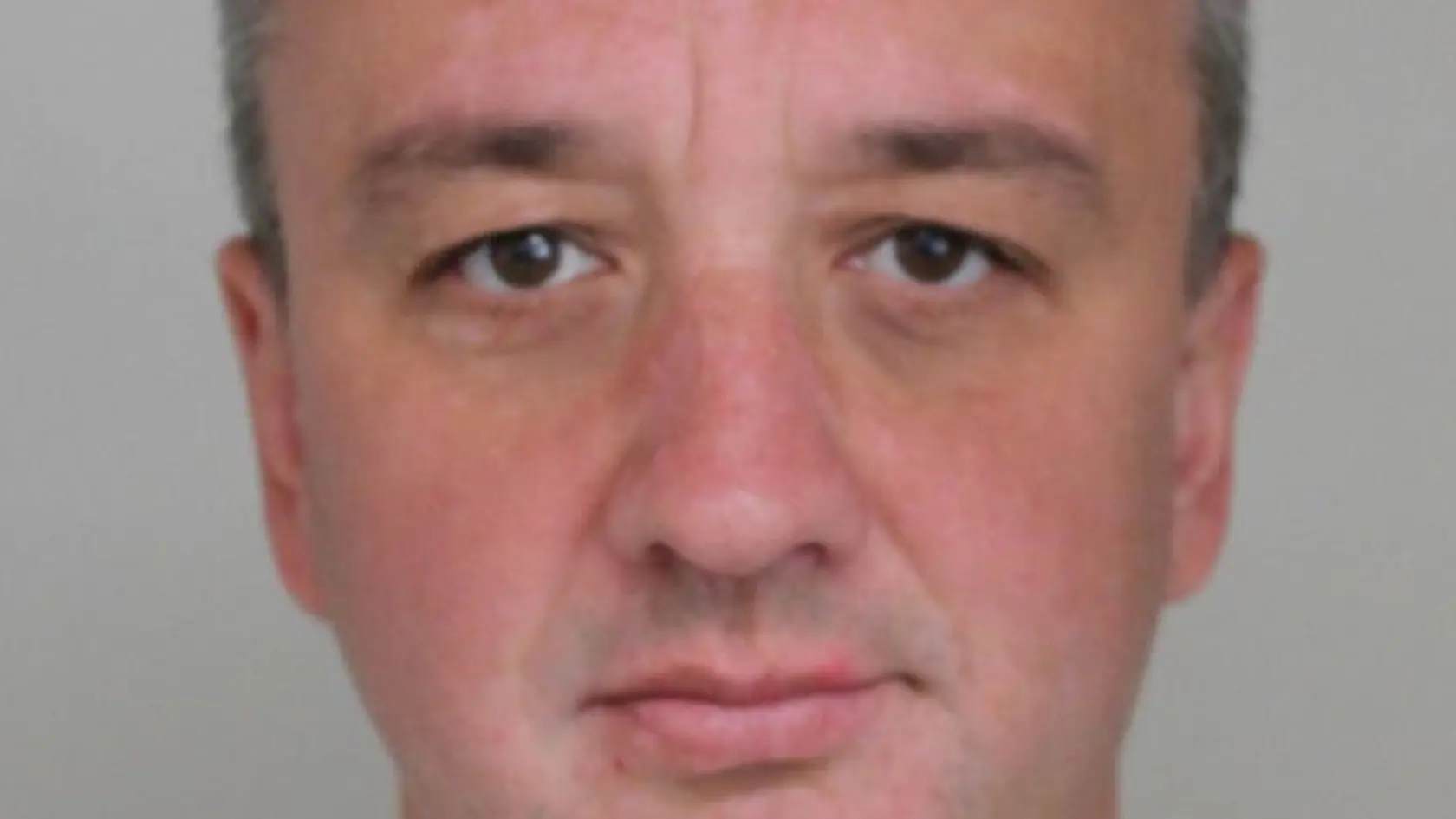 Polícia žiada verejnosť o pomoc pri pátraní po nezvestnom 43-ročnom Petrovi Slimákovi z Trenčianskej Teplej v okrese Trenčín.