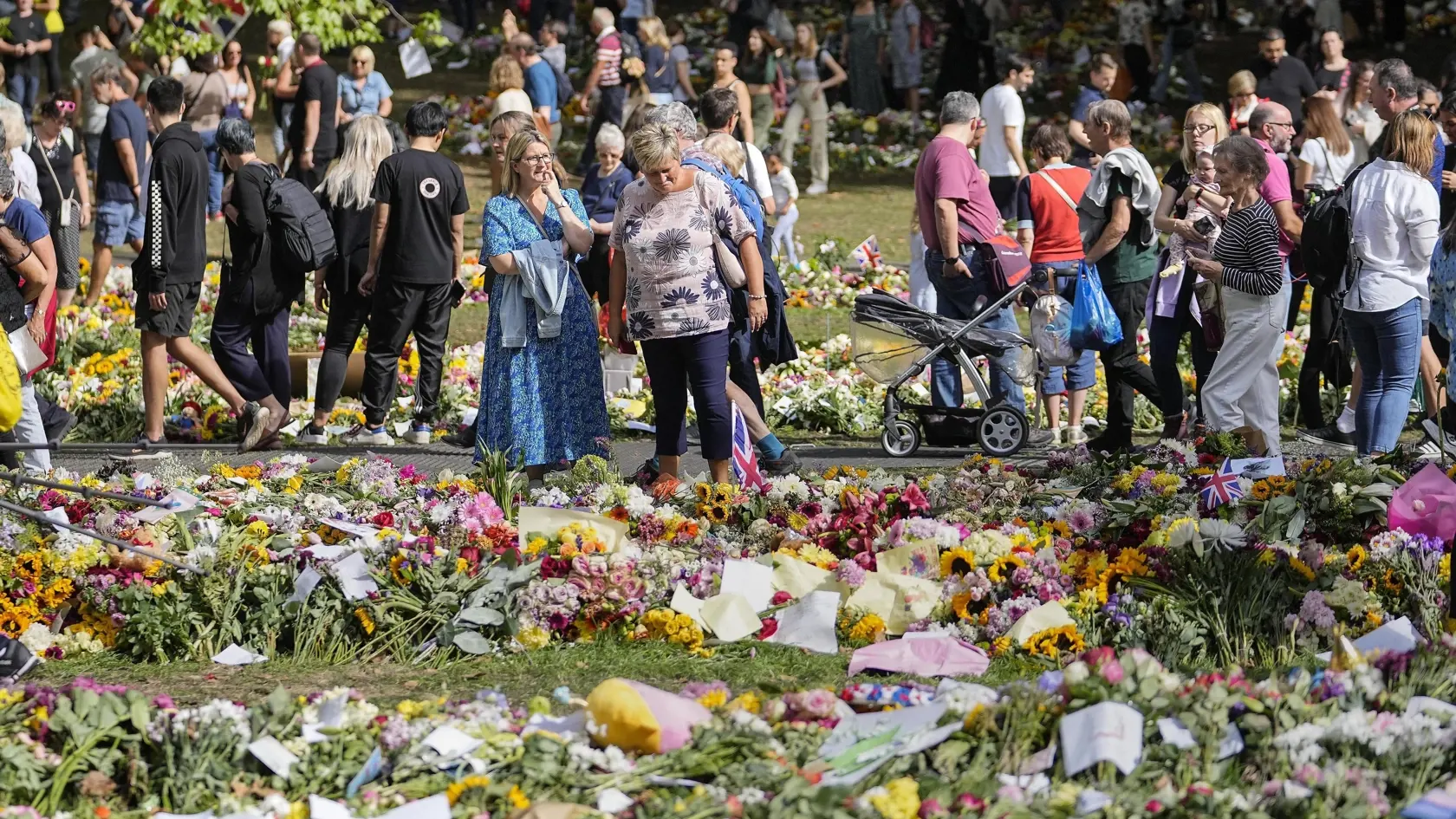 JB 51 Londýn - Ľudia prinášajú kvety pre zosnulú britskú kráľovnú Alžbetu II. v parku Green Park pri Buckinghamskom paláci v Londýne 12. septembra 2022. Na oficiálnej webovej stránke britskej kráľovskej rodiny bola zriadená virtuálna kondolenčná kniha na pamiatku zosnulej britskej kráľovnej Alžbety II. Agentúra TASR o tom informuje na základe správy britskej stanice BBC. Kráľovná Alžbeta II. zomrela vo štvrtok 8. septembra popoludní vo svojom škótskom sídle Balmoral. Bola najdlhšie vládnucim mon