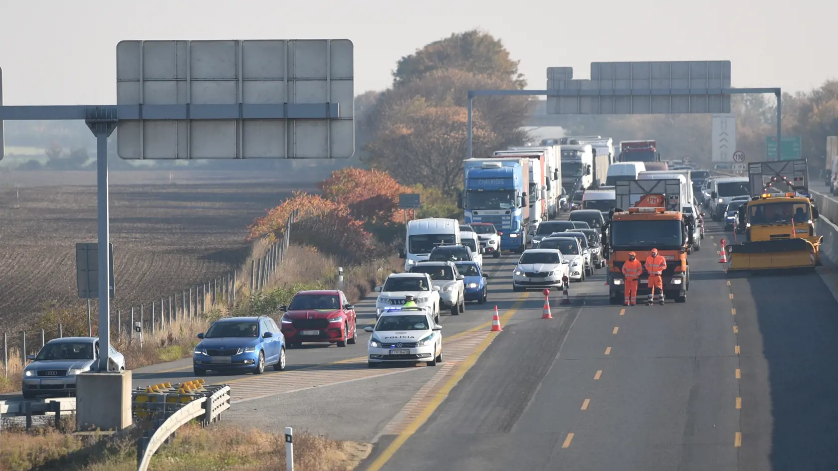Na snímke policajti odkláňajú dopravu z diaľnice D1 v smere z Trnavy do Bratislavy pri odbočke na Voderady z dôvodu havárie kamióna v stredu 27. októbra 2021. FOTO TASR - Lukáš Grinaj