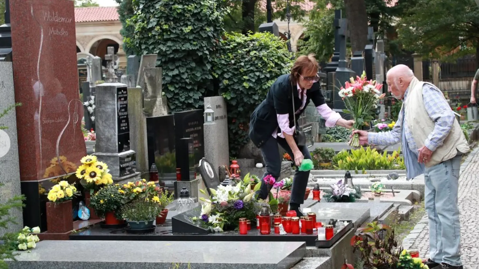 Olga Matušková a Jiří Planner prišli spoločne na hrob Waldemara Matušku.