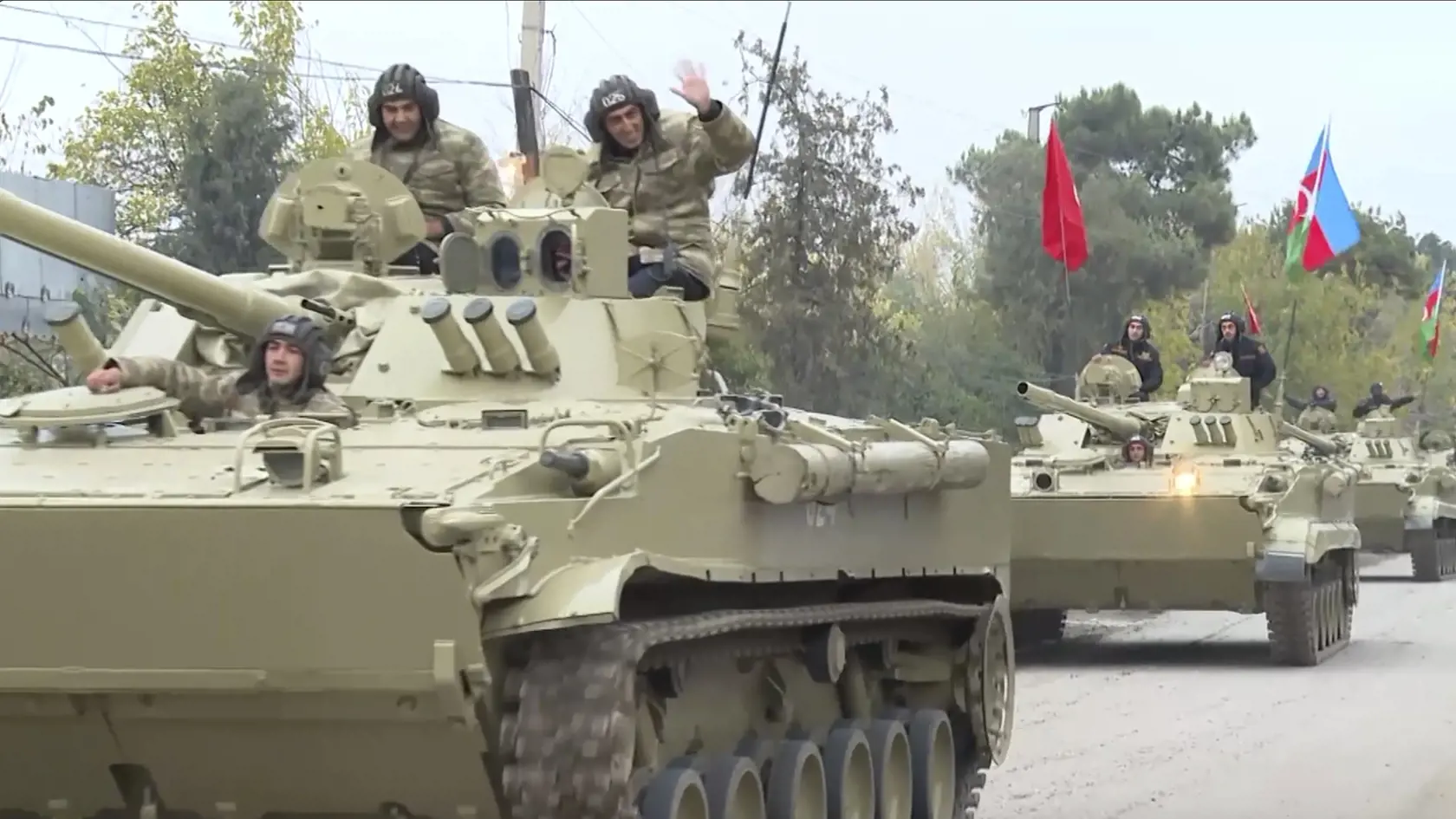 Na snímke z videa konvoj tankov azerbajdžanských vojenských síl smeruje do azerbajdžanského mesta Aghdam, v samozvanom regióne Náhorný Karabach 20. novembra 2020. V spornej oblasti Náhorného Karabachu sa 7. septembra obnovili boje medzi Azerbajdžanom a Arménskom. Ruský prezident Vladimir Putin, azerbajdžanský prezident Ilham Alijev a arménsky premiér Nikol Pašinjan 9. novembra podpísali zmluvu o úplnom ukončení bojov v Náhornom Karabachu, ktorá vošla do platnosti 10. novembra.
