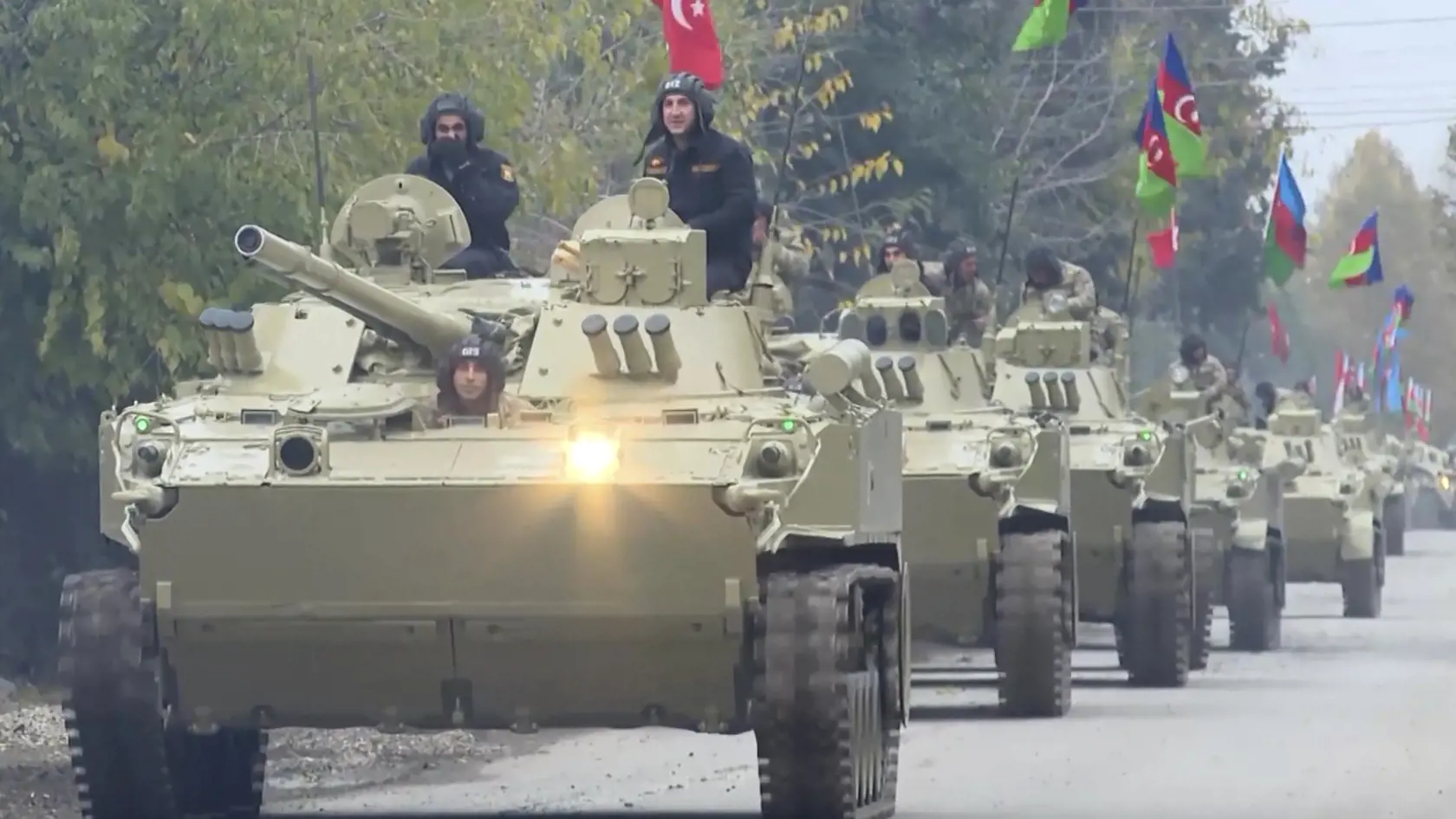 Na snímke z videa konvoj tankov azerbajdžanských vojenských síl smeruje do azerbajdžanského mesta Aghdam, v samozvanom regióne Náhorný Karabach 20. novembra 2020. V spornej oblasti Náhorného Karabachu sa 7. septembra obnovili boje medzi Azerbajdžanom a Arménskom. Ruský prezident Vladimir Putin, azerbajdžanský prezident Ilham Alijev a arménsky premiér Nikol Pašinjan 9. novembra podpísali zmluvu o úplnom ukončení bojov v Náhornom Karabachu, ktorá vošla do platnosti 10. novembra.
