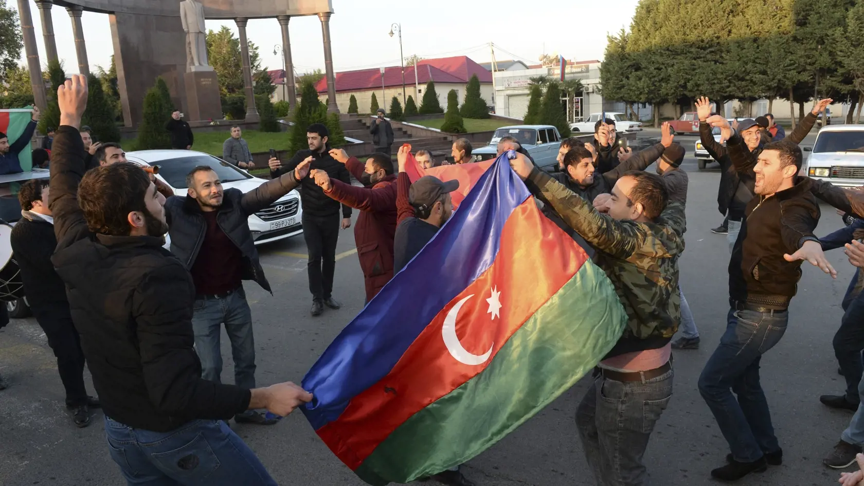 Azerbajdžanci s národnou vlajkou oslavujú v meste Gandža neďaleko hraníc s Arménskom 10. novembra 2020. Arménsky premiér Nikol Pašinjan vyhlásil, že podpísal "bolestivú" dohodu s Azerbajdžanom a Ruskom o ukončení vojny o sporný región Náhorný Karabach.  "Podpísal som vyhlásenie s prezidentmi Ruska a Azerbajdžanu o ukončení karabašskej vojny," uviedol Pašinjan na sociálnej sieti Facebook, pričom tento krok označil za "nevýslovne bolestivý pre mňa osobne i pre náš ľud".