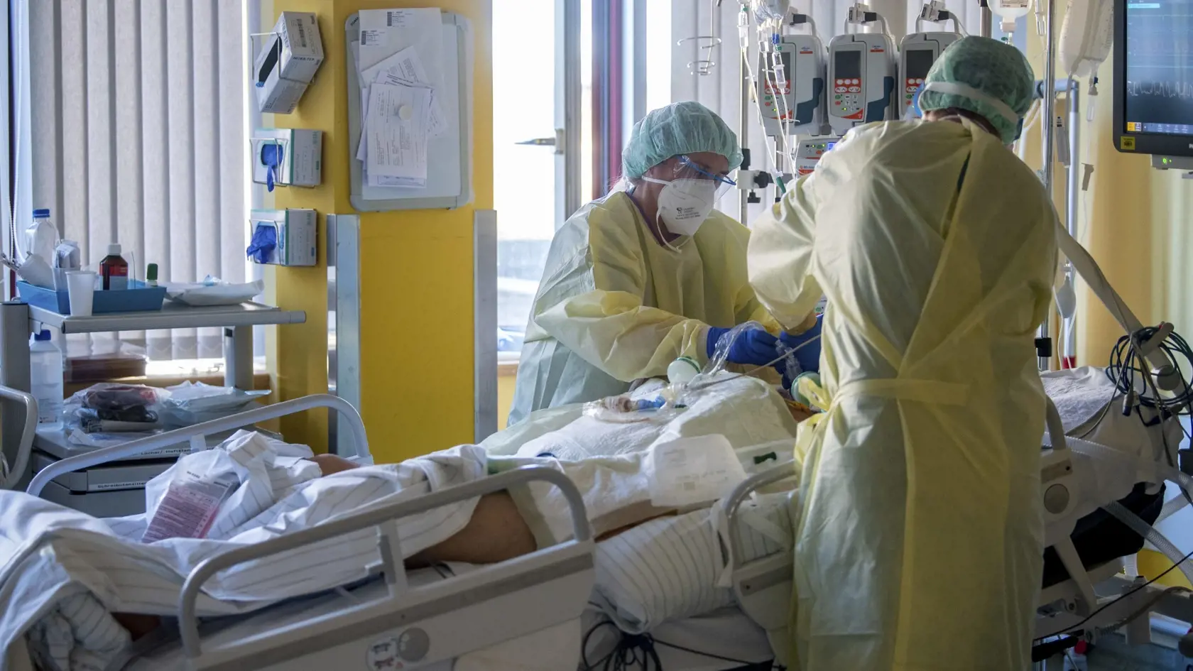 Nemocnice už naplnili svoju kapacitu, voľné lôžka pre nových pacientov sa hľadajú ťažko.