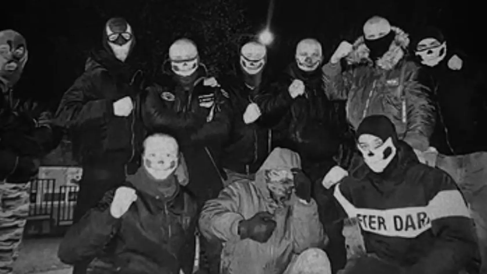 Polícia od rána zasahovala v Bratislave na viacerých miestach. Dôvodom sú medializované informácie o útoku maskovaných neonacistov v centre hlavného mesta.