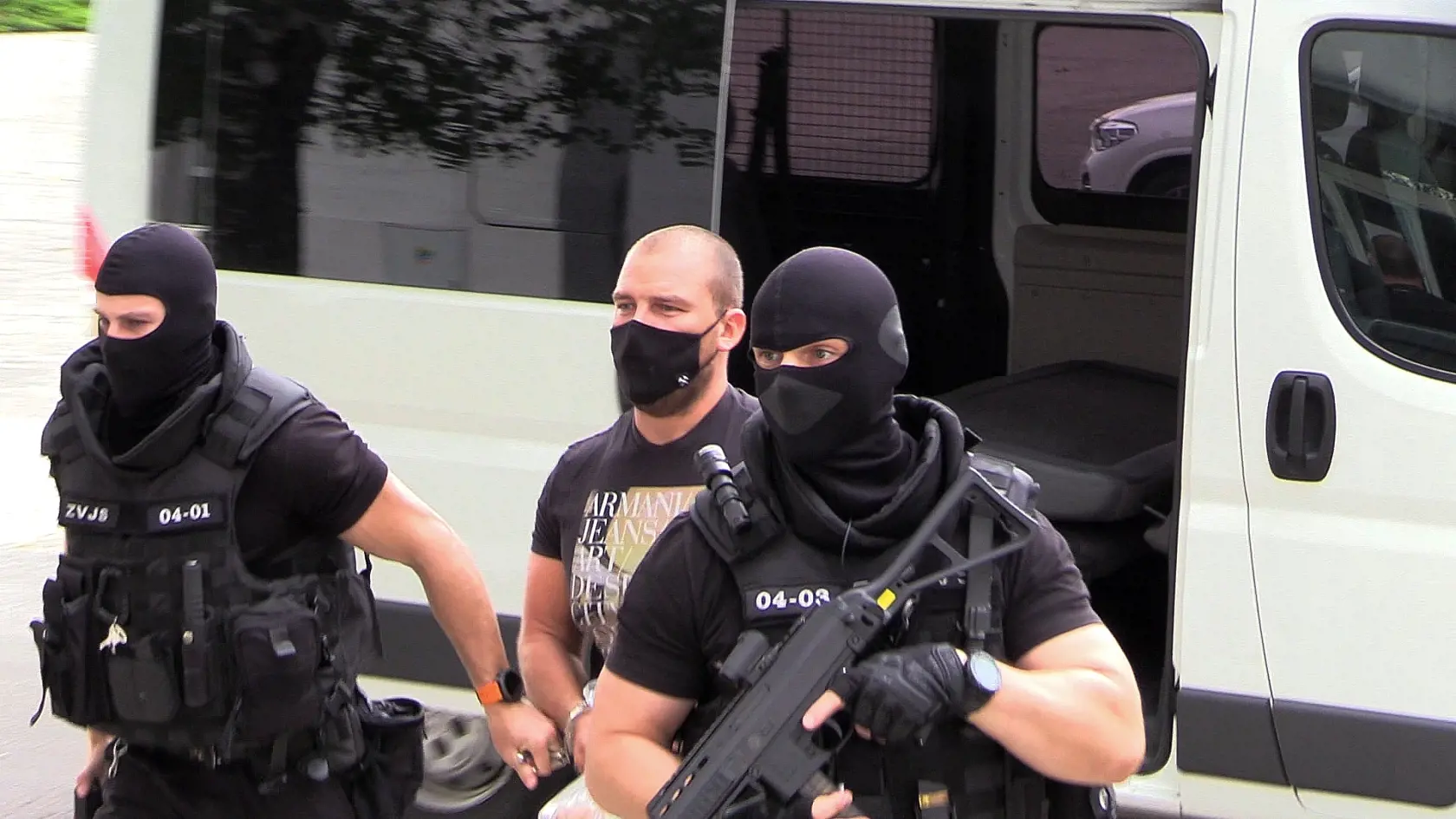 Eskorta priviezla na pojednávanie s Dušanom Kováčikom svedka Mateja Zemana, ktorý je  obvinený z krivej výpovede.